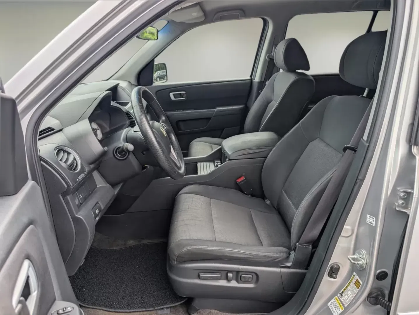 2011 Honda Pilot EX (5FNYF3H40BB) with an Other engine, located at 1430 Gateway Drive, Opelika, AL, 36801, (334) 239-0944, 32.637871, -85.409790 - **Discover Your Next Adventure with the 2011 Honda Pilot EX at Gils Auto - Opelika!**<br /> <br /> Are you seeking a reliable and versatile vehicle that caters to your family's needs or weekend escapades? Look no further than the 2011 Honda Pilot EX, available now at Gils Auto located at 1430 Gatewa - Photo#9