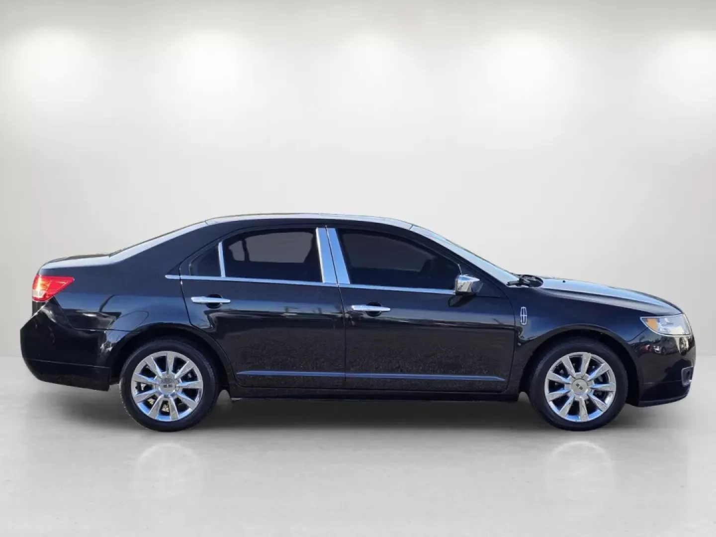 2012 Lincoln MKZ (3LNHL2GC7CR) with an Other engine, located at 1430 Gateway Drive, Opelika, AL, 36801, (334) 239-0944, 32.637871, -85.409790 - **Elevate Your Commute with the Luxurious 2012 Lincoln MKZ at Gils Auto!**<br /> <br /> Are you searching for a vehicle that combines style, comfort, and reliability for your daily drive? Look no further than the 2012 Lincoln MKZ, available now at Gils Auto in Phenix City, AL. This stunning sedan is - Photo#3