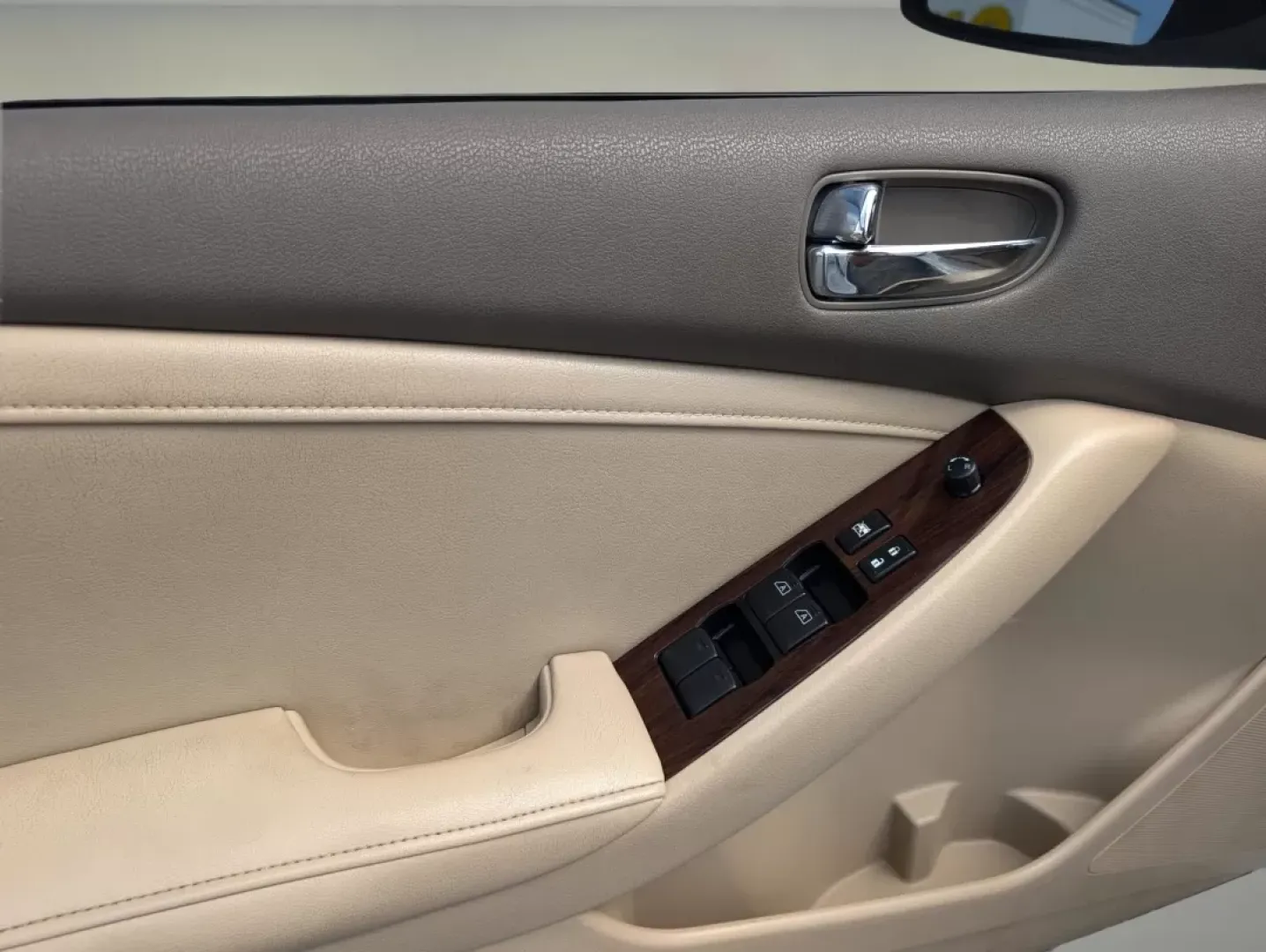 2012 /Blonde Nissan Altima 2.5 SL (1N4AL2APXCC) with an Other engine, located at 804 22nd Ave, Phenix City, AL, 36870, (334) 297-1860, 32.484749, -85.024475 - **Discover Comfort and Style with the 2012 Nissan Altima at Gils Auto!**<br /> <br /> Looking for a reliable vehicle that perfectly balances comfort, style, and practicality? The 2012 Nissan Altima is ideal for long commutes and weekend getaways alike! This sleek sedan combines a smooth ride with im - Photo#8