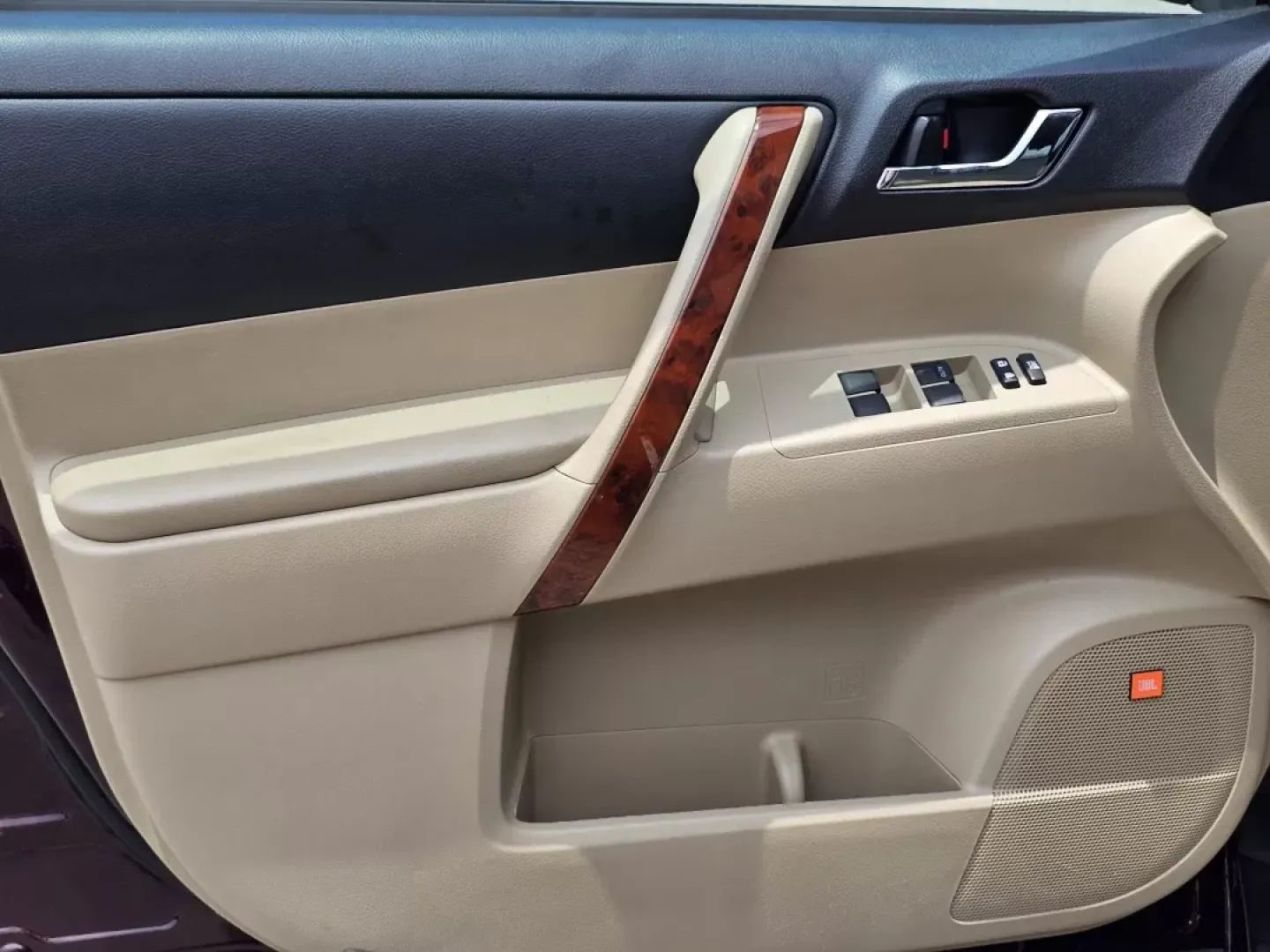 2012 Toyota Highlander Limited (5TDDK3EH2CS) with an Other engine, located at 7000 Northlake Connector, Columbus, GA, 31904, (706) 987-8085, 32.524975, -84.978134 - **Discover Your Next Adventure with the 2012 Toyota Highlander at Gils Auto in Prattville, AL!**<br /> <br /> Are you in search of a versatile SUV that can accommodate your family's needs while offering comfort and style for everyday adventures? Look no further than the 2012 Toyota Highlander Limite - Photo#8