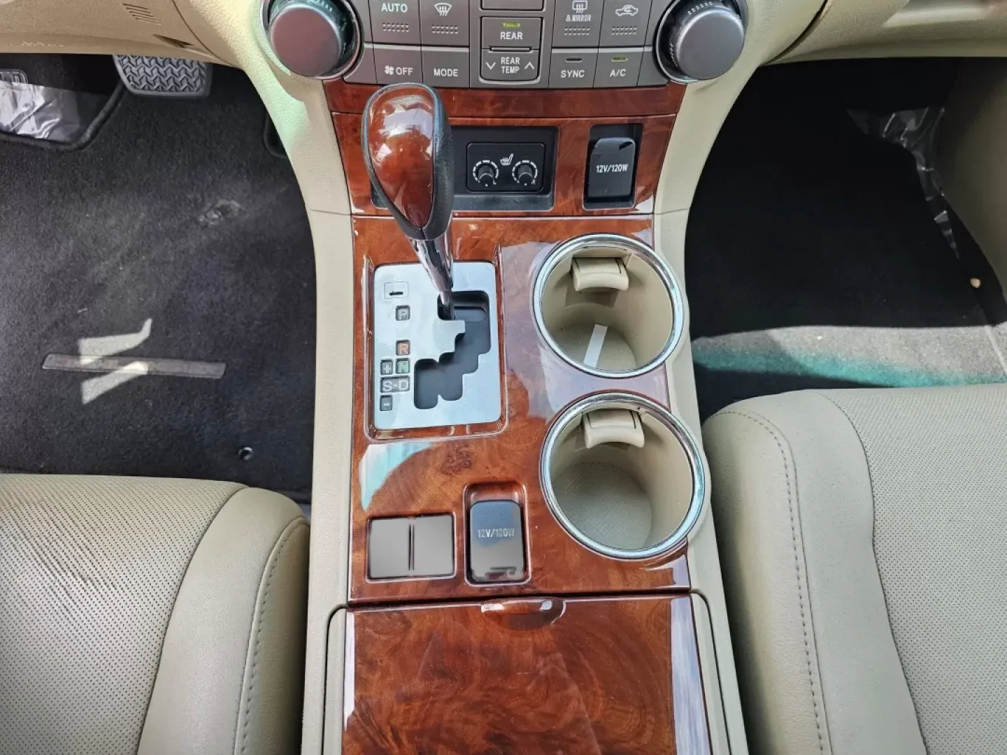 2012 Toyota Highlander Limited (5TDDK3EH2CS) with an Other engine, located at 7000 Northlake Connector, Columbus, GA, 31904, (706) 987-8085, 32.524975, -84.978134 - **Discover Your Next Adventure with the 2012 Toyota Highlander at Gils Auto in Prattville, AL!**<br /> <br /> Are you in search of a versatile SUV that can accommodate your family's needs while offering comfort and style for everyday adventures? Look no further than the 2012 Toyota Highlander Limite - Photo#12