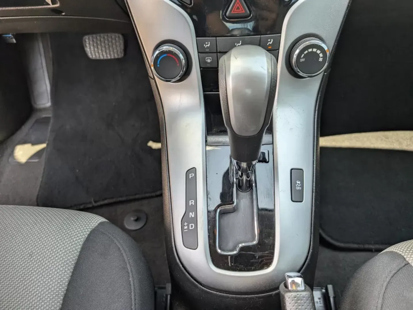 2013 Champagne Silver Metallic /Jet Black/Medium Titanium Chevrolet Cruze LS (1G1PA5SH9D7) with an Gas I4 1.8L/110 engine, 6-Speed Automatic transmission, located at 5115 14th Ave., Columbus, GA, 31904, (706) 323-0345, 32.511494, -84.971046 - 2013 Chevrolet Cruze LS - Photo#13