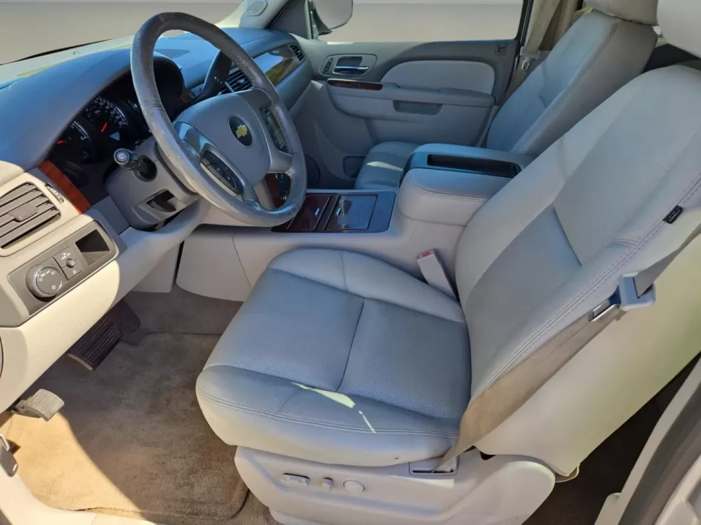 2013 /Light Titanium/Dark Titanium Chevrolet Suburban LTZ (1GNSCKE02DR) with an Other engine, located at 804 22nd Ave, Phenix City, AL, 36870, (334) 297-1860, 32.484749, -85.024475 - Step into a world of adventure and family bonding with this 2013 Chevrolet Suburban LTZ, available now at Gils Auto in Phenix City, AL. Ideal for growing families or anyone who loves the open road, this spacious SUV combines luxury, comfort, and versatility for those seeking a reliable vehicle for e - Photo#11