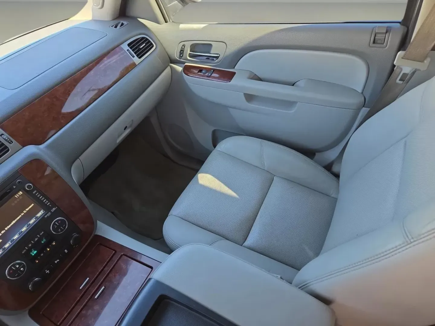 2013 /Light Titanium/Dark Titanium Chevrolet Suburban LTZ (1GNSCKE02DR) with an Other engine, located at 804 22nd Ave, Phenix City, AL, 36870, (334) 297-1860, 32.484749, -85.024475 - Step into a world of adventure and family bonding with this 2013 Chevrolet Suburban LTZ, available now at Gils Auto in Phenix City, AL. Ideal for growing families or anyone who loves the open road, this spacious SUV combines luxury, comfort, and versatility for those seeking a reliable vehicle for e - Photo#15