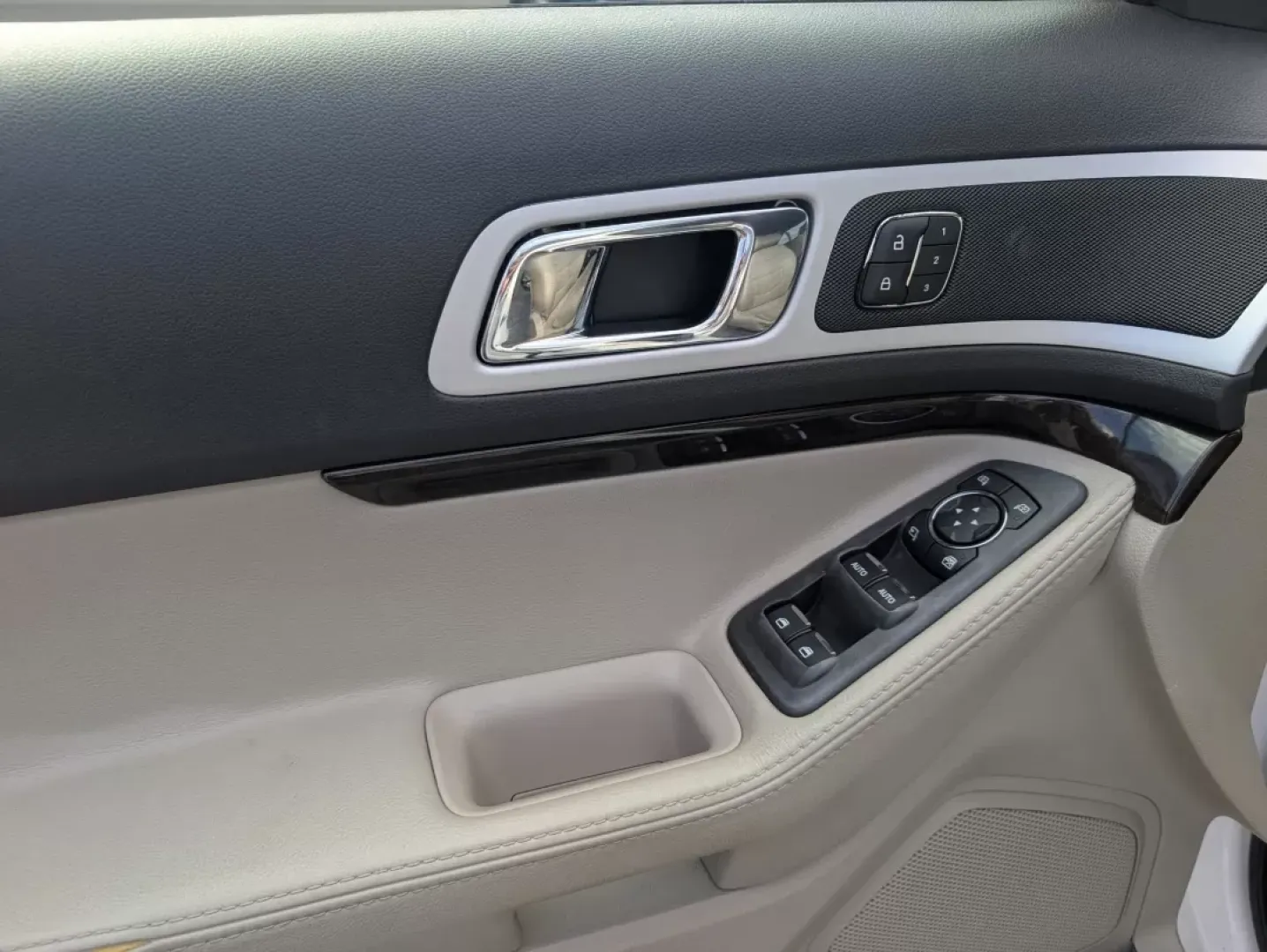 2013 Ford Explorer Limited (1FM5K7F8XDG) with an Other engine, located at 3959 U.S. 80 W, Phenix City, AL, 36870, (334) 297-4885, 32.469296, -85.135185 - **Discover Your Next Adventure with the 2013 Ford Explorer Limited at Gils Auto**<br /> <br /> Are you ready to elevate your family adventures or tackle your daily commute with confidence? Look no further than this stunning 2013 Ford Explorer Limited, perfectly equipped for those who seek both comfo - Photo#6