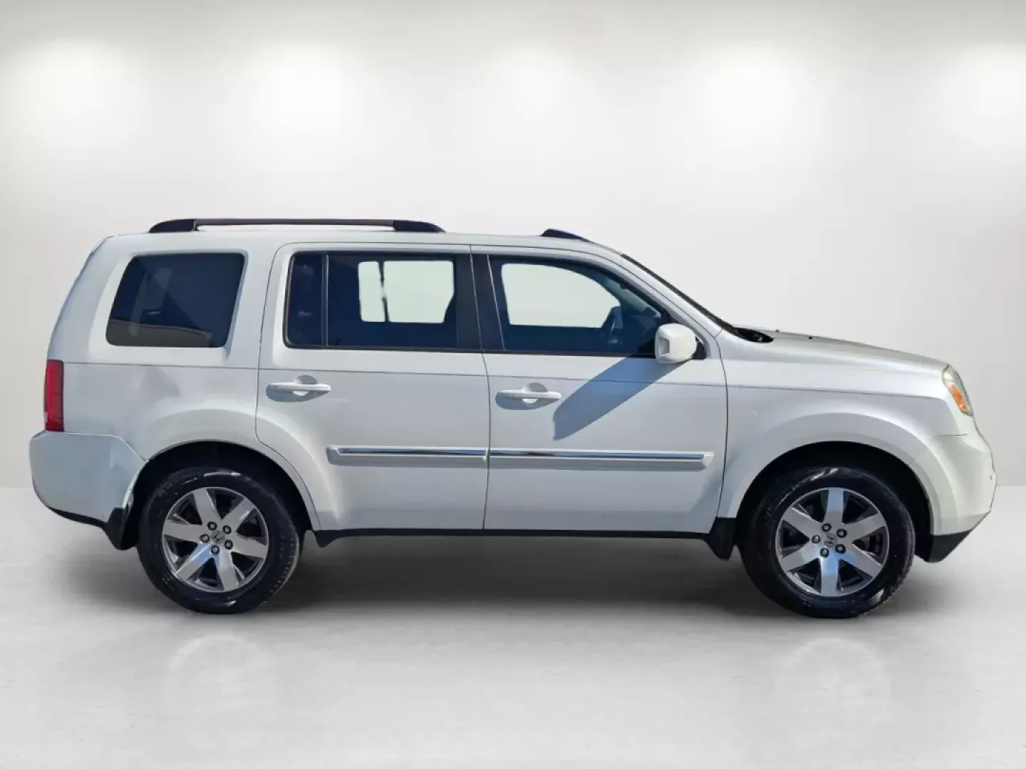 2013 Honda Pilot Touring (5FNYF3H95DB) with an Other engine, located at 5115 14th Ave., Columbus, GA, 31904, (706) 323-0345, 32.511494, -84.971046 - **Discover the 2013 Honda Pilot Touring Your Ultimate Family Adventurer at Gils Auto in Phenix City!**<br /> <br /> Are you ready to elevate your family adventures or elevate your daily commute? The 2013 Honda Pilot Touring is the perfect SUV for those who value space, comfort, and reliability. Wit - Photo#3
