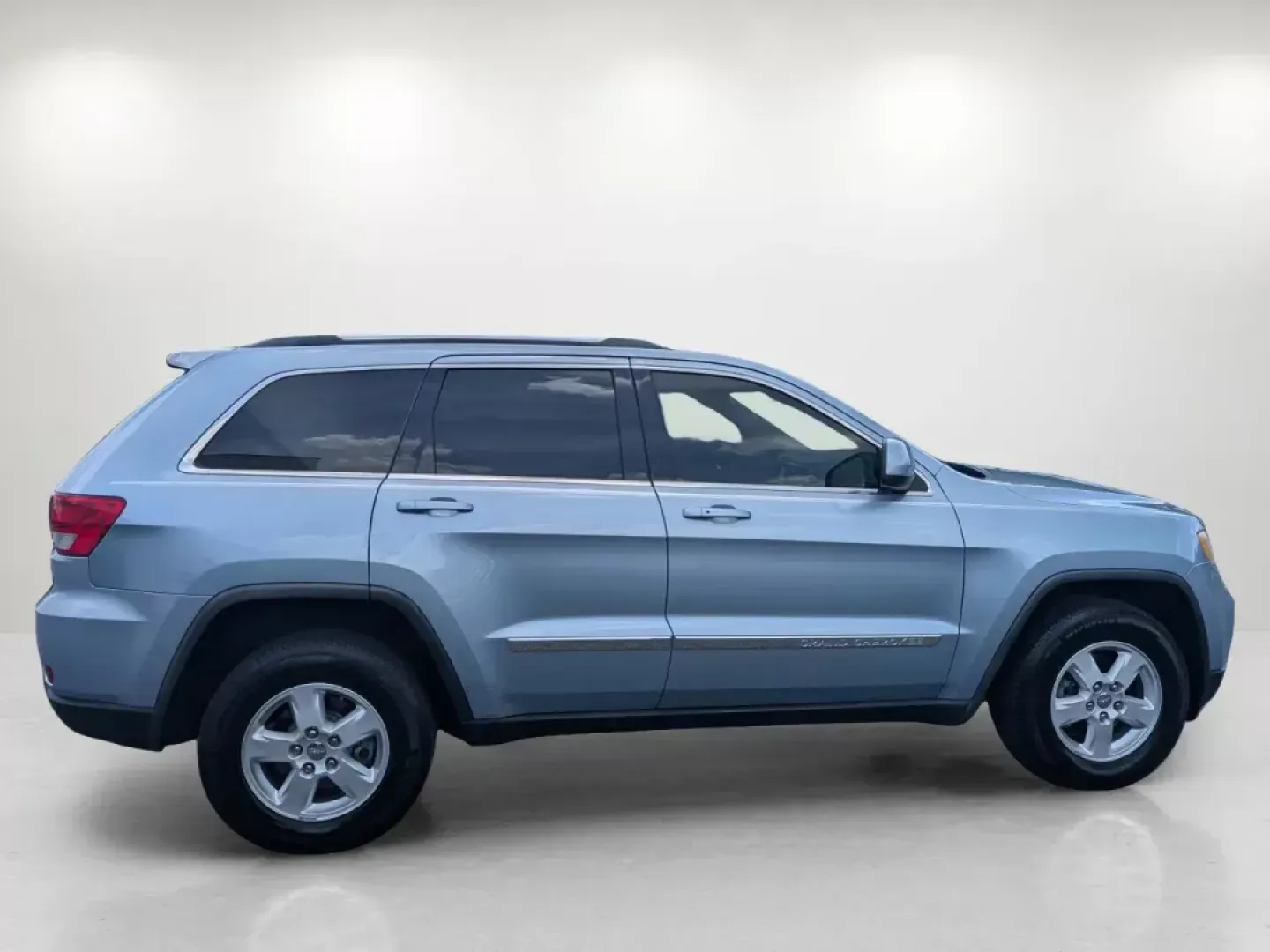2013 /Black Jeep Grand Cherokee Laredo (1C4RJEAG2DC) with an Gas/Ethanol V6 3.6L/220 engine, 5-Speed Automatic transmission, located at 5115 14th Ave., Columbus, GA, 31904, (706) 323-0345, 32.511494, -84.971046 - **Unleash Your Adventurous Spirit with the 2013 Jeep Grand Cherokee Laredo Ideal for Family Road Trips and Daily Commutes!**<br /> <br /> Are you dreaming of weekend getaways or a reliable companion for your daily commute? Look no further than the 2013 Jeep Grand Cherokee Laredo, now available at G - Photo#3