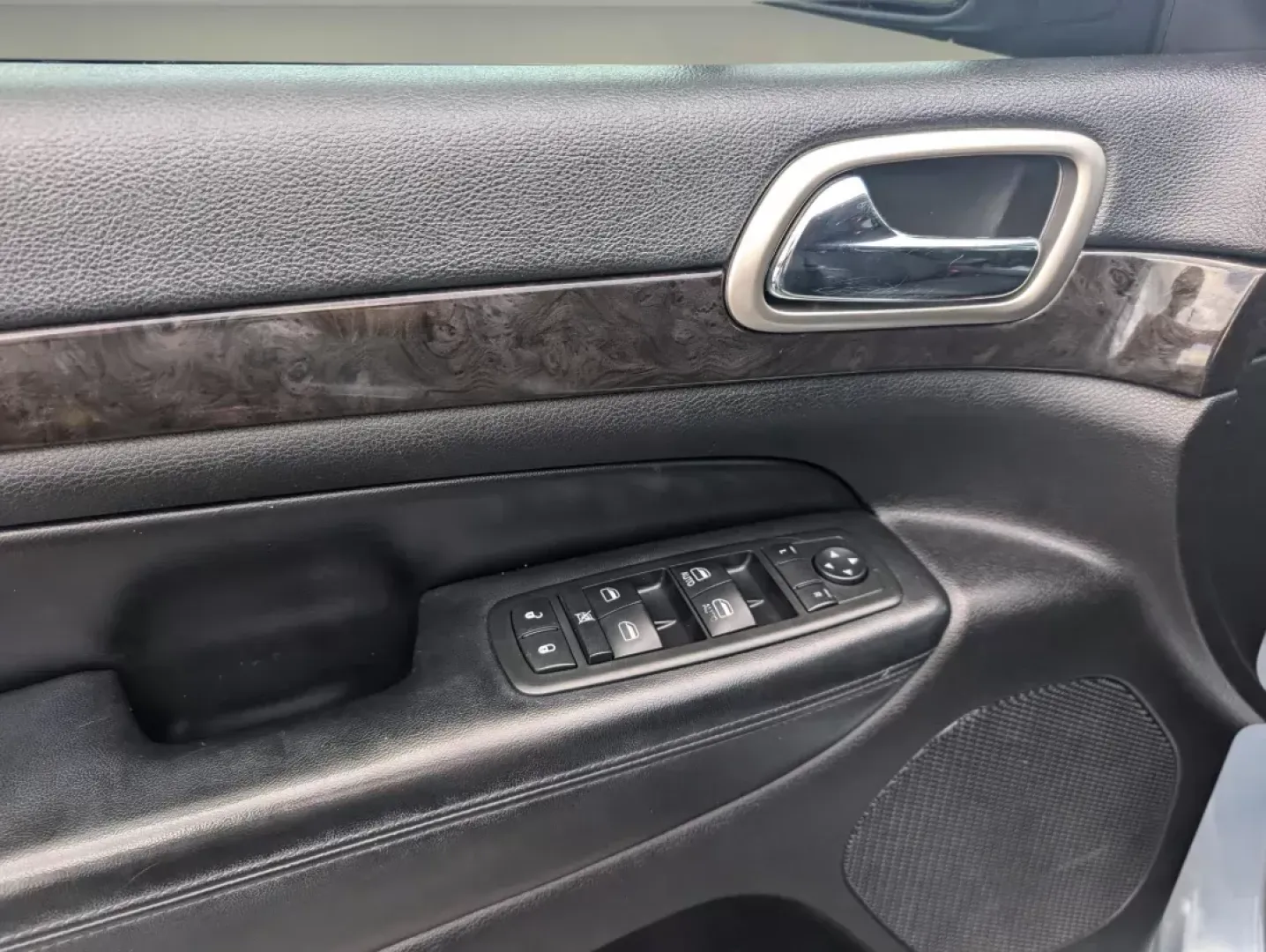 2013 /Black Jeep Grand Cherokee Laredo (1C4RJEAG2DC) with an Gas/Ethanol V6 3.6L/220 engine, 5-Speed Automatic transmission, located at 5115 14th Ave., Columbus, GA, 31904, (706) 323-0345, 32.511494, -84.971046 - **Unleash Your Adventurous Spirit with the 2013 Jeep Grand Cherokee Laredo Ideal for Family Road Trips and Daily Commutes!**<br /> <br /> Are you dreaming of weekend getaways or a reliable companion for your daily commute? Look no further than the 2013 Jeep Grand Cherokee Laredo, now available at G - Photo#8