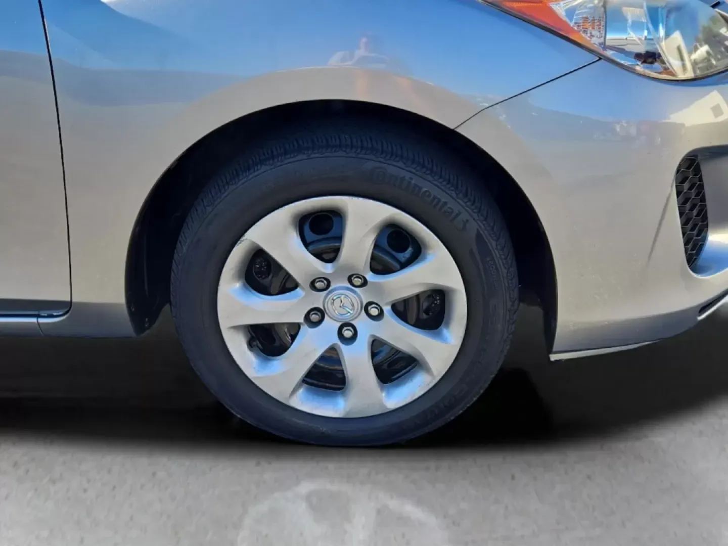 2013 Mazda Mazda3 i Sport (JM1BL1U79D1) with an Other engine, located at 1430 Gateway Drive, Opelika, AL, 36801, (334) 239-0944, 32.637871, -85.409790 - **Discover Your Next Adventure with the 2013 Mazda3 i Sport at Gils Auto!**<br /> <br /> Are you ready to elevate your daily commute or embark on weekend adventures? Look no further than this 2013 Mazda3 i Sport, available now at Gils Auto in Phenix City, AL. Designed for budget-conscious buyers, th - Photo#2