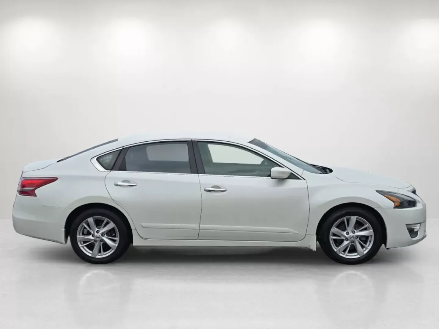 2013 /Charcoal Nissan Altima 2.5 SV (1N4AL3AP0DC) with an Other engine, located at 7000 Northlake Connector, Columbus, GA, 31904, (706) 987-8085, 32.524975, -84.978134 - **Elevate Your Daily Drive with the 2013 Nissan Altima 2.5 SV at Gils Auto!**<br /> <br /> Are you looking for a reliable and stylish sedan that effortlessly fits into your busy lifestyle? The 2013 Nissan Altima 2.5 SV is the perfect companion for daily commutes, weekend getaways, and everything in - Photo#3