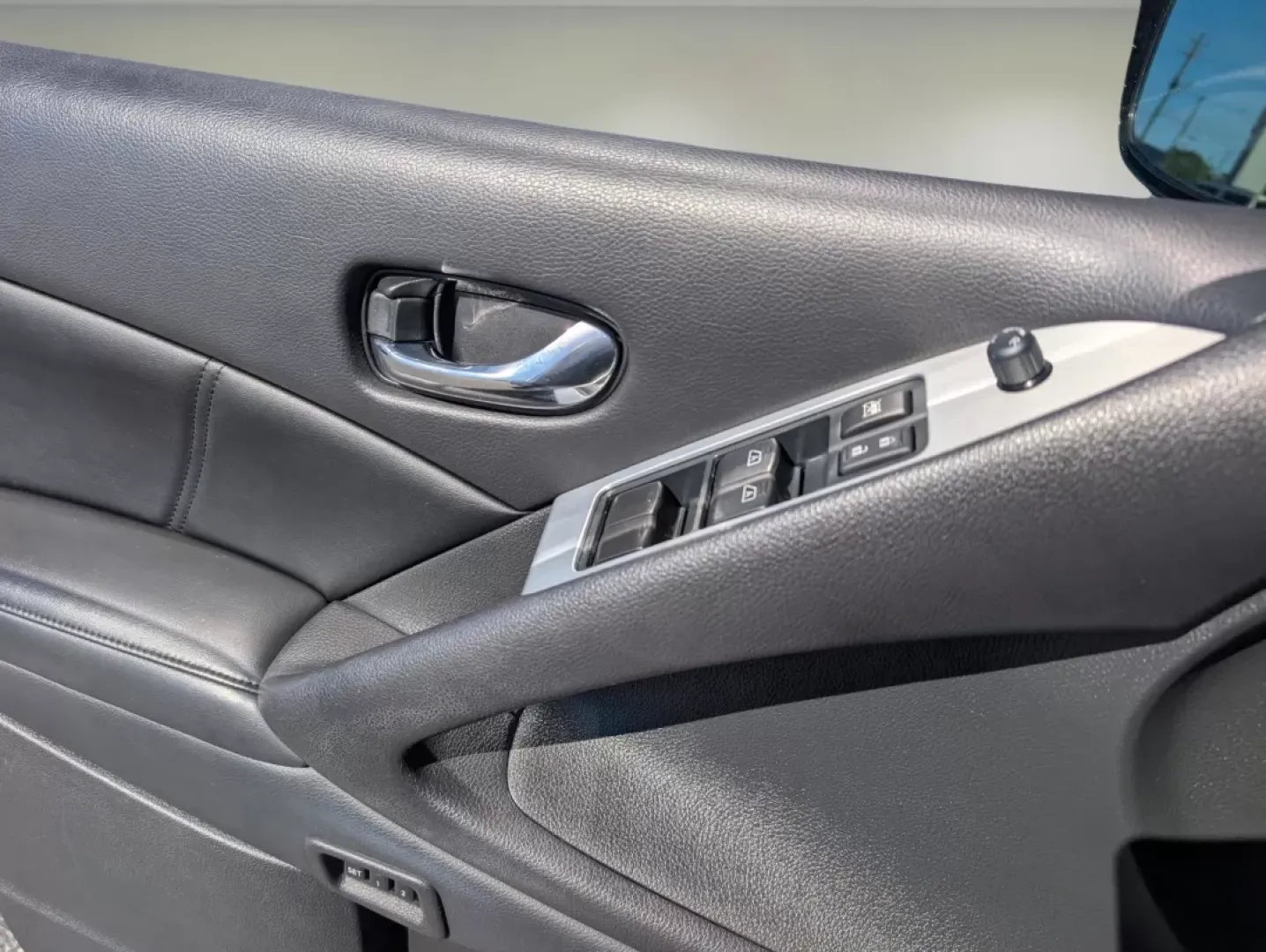 2013 /Black Nissan Murano SL (JN8AZ1MUXDW) with an Other engine, located at 3959 U.S. 80 W, Phenix City, AL, 36870, (334) 297-4885, 32.469296, -85.135185 - **Elevate Your Commute with the 2013 Nissan Murano SL at Gils Auto!**<br /> <br /> Are you ready to transform your daily drive into an enjoyable experience? Meet the 2013 Nissan Murano SL, your ideal companion for long commutes and weekend adventures. With its luxurious interior, advanced technology - Photo#9