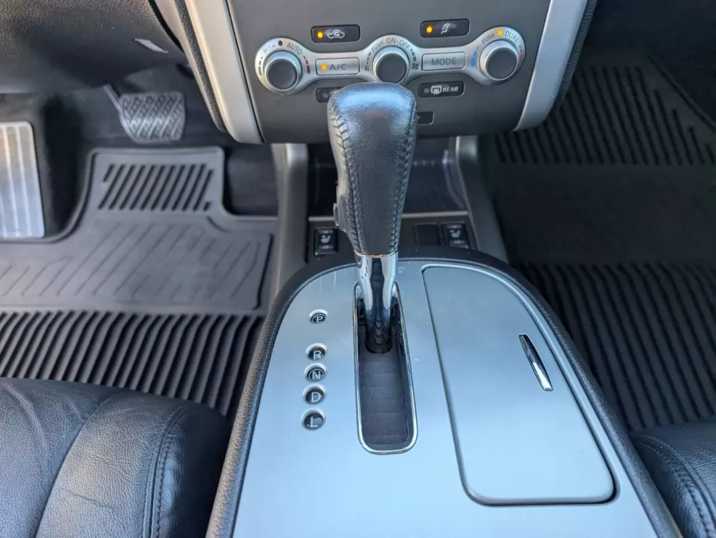 2013 /Black Nissan Murano SL (JN8AZ1MUXDW) with an Other engine, located at 3959 U.S. 80 W, Phenix City, AL, 36870, (334) 297-4885, 32.469296, -85.135185 - **Elevate Your Commute with the 2013 Nissan Murano SL at Gils Auto!**<br /> <br /> Are you ready to transform your daily drive into an enjoyable experience? Meet the 2013 Nissan Murano SL, your ideal companion for long commutes and weekend adventures. With its luxurious interior, advanced technology - Photo#15