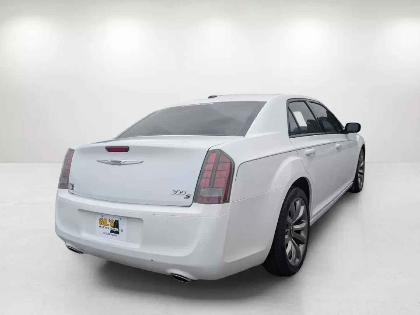 2014 /Ambassador Blue/Black Chrysler 300 300S (2C3CCABG3EH) with an Other engine, located at 5115 14th Ave., Columbus, GA, 31904, (706) 323-0345, 32.511494, -84.971046 - **Experience Luxury and Performance with the 2014 Chrysler 300S at Gils Auto!**<br /> <br /> Imagine cruising through Phenix City, AL, in a stylish sedan that seamlessly blends luxury with powerful performance-a vehicle that's perfect for both your daily commute and spontaneous weekend adventures. T - Photo#4