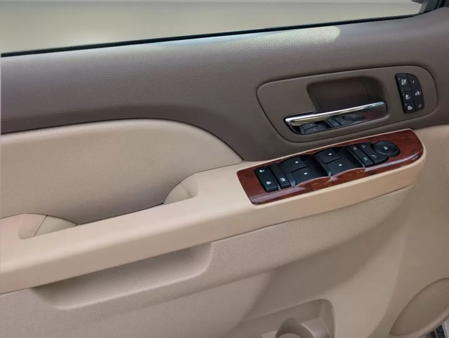 2014 /Light Tan GMC Yukon XL SLT (1GKS1KE0XER) with an Other engine, located at 3959 U.S. 80 W, Phenix City, AL, 36870, (334) 297-4885, 32.469296, -85.135185 - **Elevate Your Family Adventures with the 2014 GMC Yukon XL SLT in Phenix City!**<br /> <br /> Are you ready to upgrade your family road trips or weekend getaways? The 2014 GMC Yukon XL SLT is the perfect vehicle to accommodate all your adventures with style, comfort, and space. Whether you're drivi - Photo#8