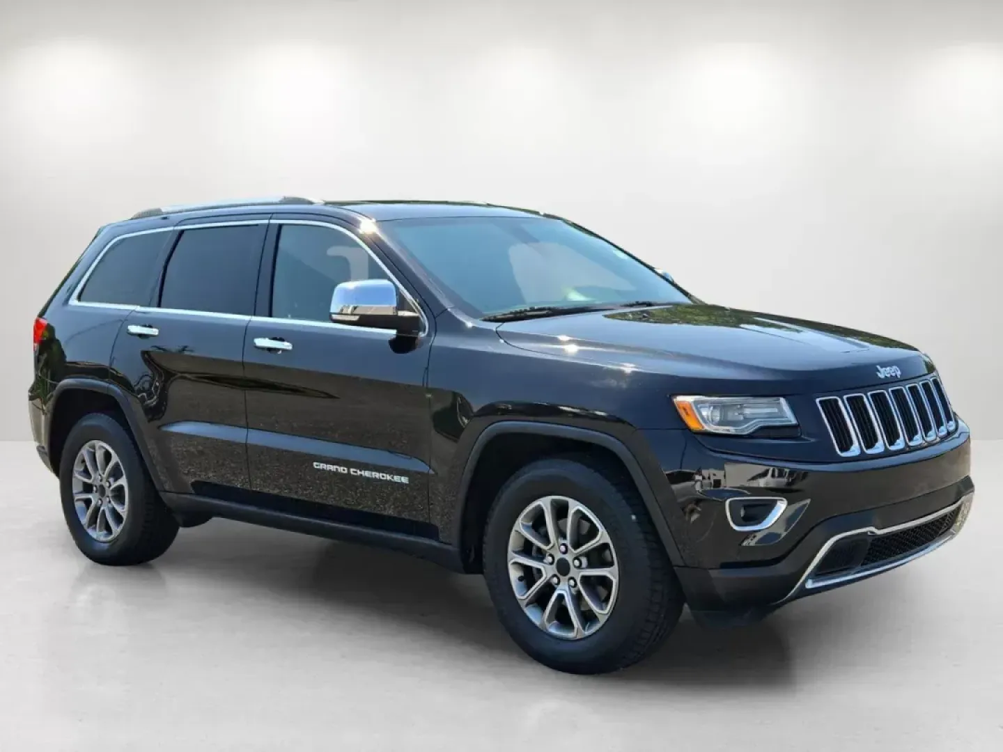 2014 Jeep Grand Cherokee Limited (1C4RJEBG5EC) with an Other engine, located at 5115 14th Ave., Columbus, GA, 31904, (706) 323-0345, 32.511494, -84.971046 - Discover the ultimate blend of style, comfort, and capability with the 2014 Jeep Grand Cherokee Limited, now available at Gils Auto - Columbus! Perfectly suited for families, adventurers, and daily commuters alike, this versatile SUV offers a spacious interior and advanced features designed to enhan - Photo#2