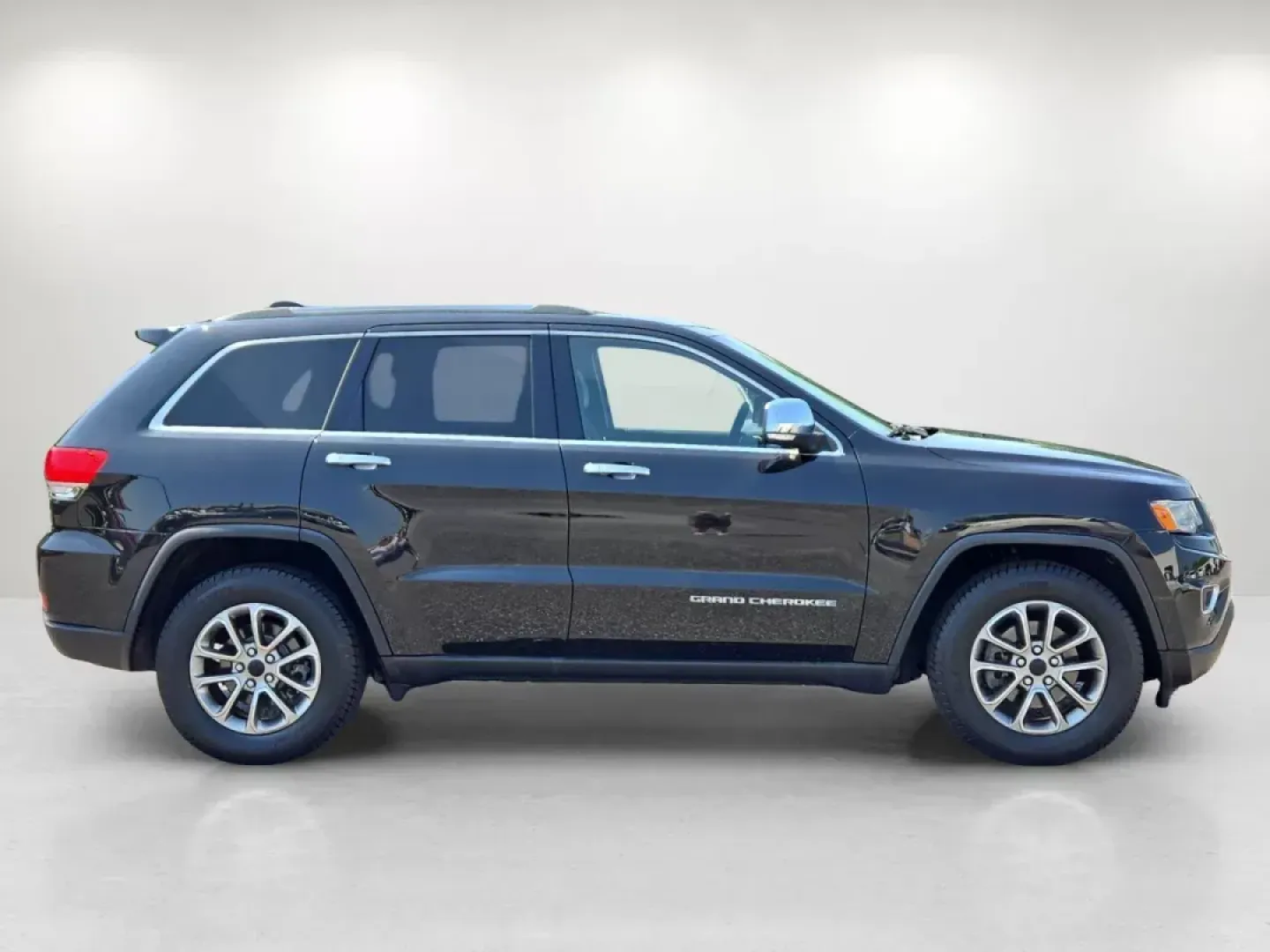 2014 Jeep Grand Cherokee Limited (1C4RJEBG5EC) with an Other engine, located at 5115 14th Ave., Columbus, GA, 31904, (706) 323-0345, 32.511494, -84.971046 - Discover the ultimate blend of style, comfort, and capability with the 2014 Jeep Grand Cherokee Limited, now available at Gils Auto - Columbus! Perfectly suited for families, adventurers, and daily commuters alike, this versatile SUV offers a spacious interior and advanced features designed to enhan - Photo#3