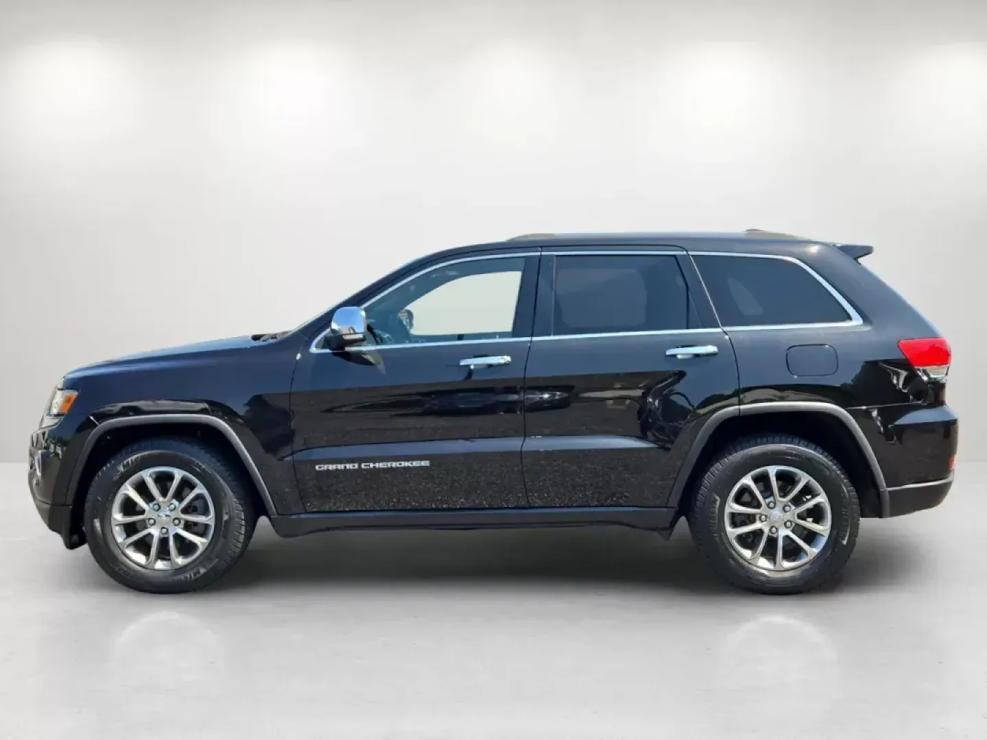 2014 Jeep Grand Cherokee Limited (1C4RJEBG5EC) with an Other engine, located at 5115 14th Ave., Columbus, GA, 31904, (706) 323-0345, 32.511494, -84.971046 - Discover the ultimate blend of style, comfort, and capability with the 2014 Jeep Grand Cherokee Limited, now available at Gils Auto - Columbus! Perfectly suited for families, adventurers, and daily commuters alike, this versatile SUV offers a spacious interior and advanced features designed to enhan - Photo#7