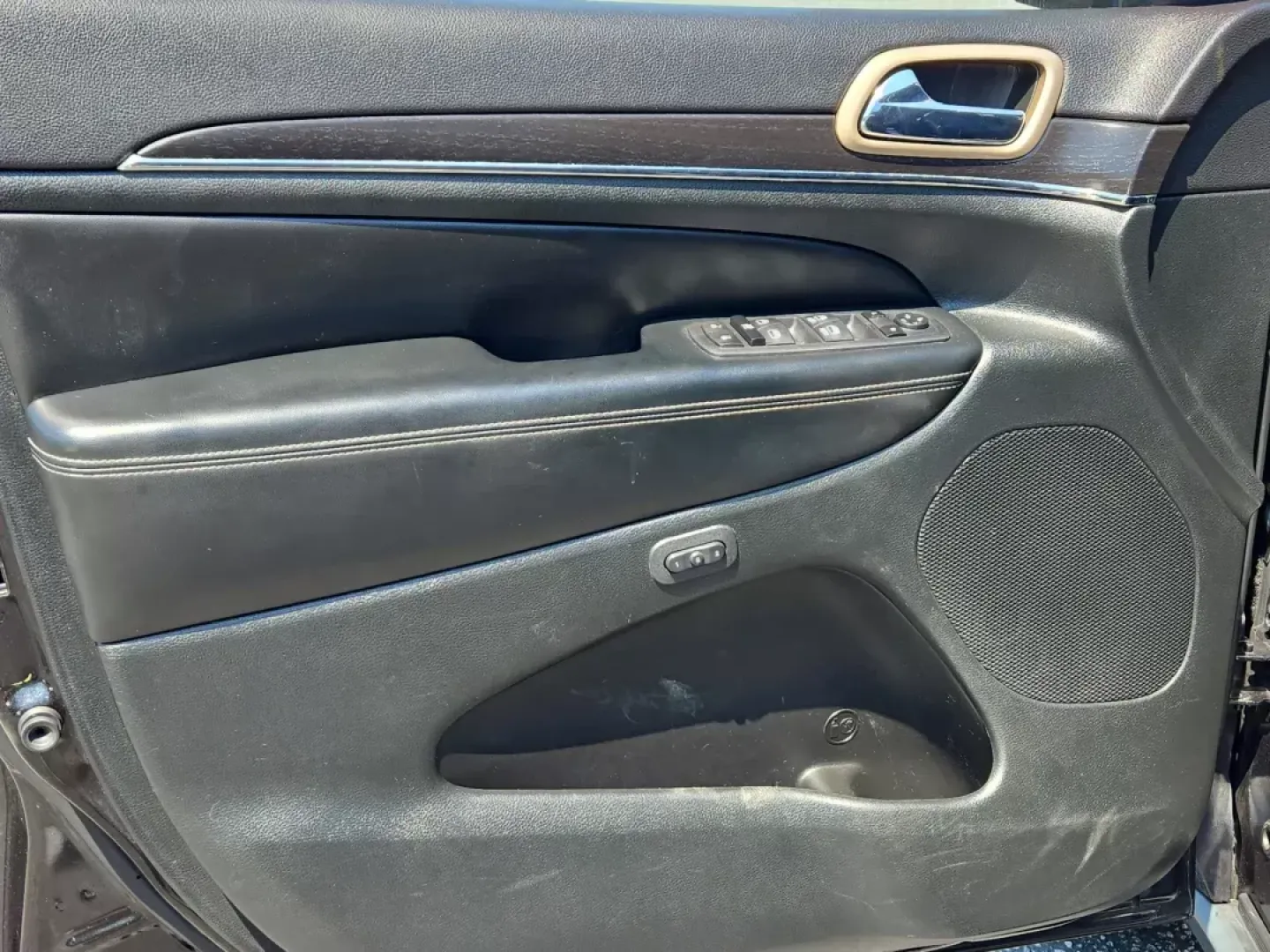 2014 Jeep Grand Cherokee Limited (1C4RJEBG5EC) with an Other engine, located at 5115 14th Ave., Columbus, GA, 31904, (706) 323-0345, 32.511494, -84.971046 - Discover the ultimate blend of style, comfort, and capability with the 2014 Jeep Grand Cherokee Limited, now available at Gils Auto - Columbus! Perfectly suited for families, adventurers, and daily commuters alike, this versatile SUV offers a spacious interior and advanced features designed to enhan - Photo#9