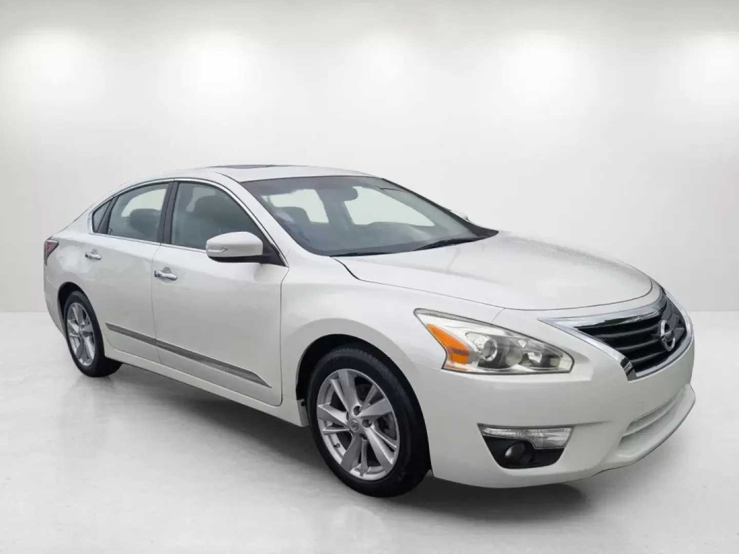 2014 /Charcoal Nissan Altima 2.5 SV (1N4AL3AP4EC) with an Other engine, located at 3959 U.S. 80 W, Phenix City, AL, 36870, (334) 297-4885, 32.469296, -85.135185 - **Unlock Your Next Adventure with the 2014 Nissan Altima 2.5 SV at Gils Auto!**<br /> <br /> Are you looking for a reliable and stylish sedan that caters to your daily commute, weekend getaways, or family outings? The 2014 Nissan Altima 2.5 SV, available at Gils Auto in Phenix City, AL, perfectly bl - Photo#2