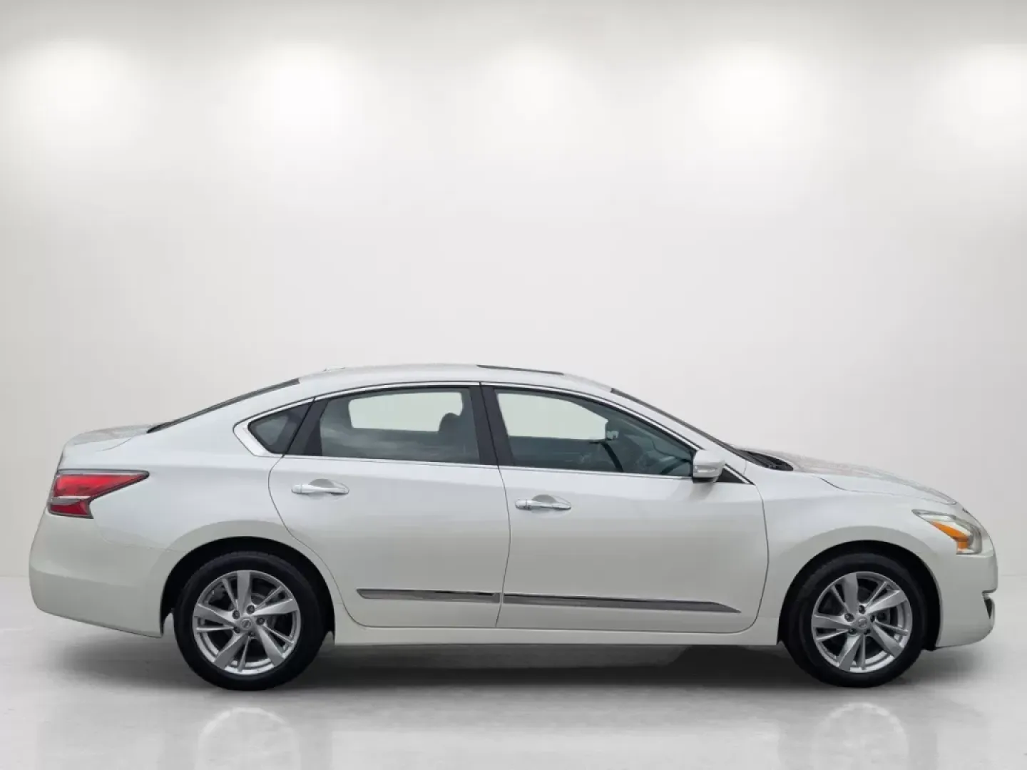 2014 /Charcoal Nissan Altima 2.5 SV (1N4AL3AP4EC) with an Other engine, located at 3959 U.S. 80 W, Phenix City, AL, 36870, (334) 297-4885, 32.469296, -85.135185 - **Unlock Your Next Adventure with the 2014 Nissan Altima 2.5 SV at Gils Auto!**<br /> <br /> Are you looking for a reliable and stylish sedan that caters to your daily commute, weekend getaways, or family outings? The 2014 Nissan Altima 2.5 SV, available at Gils Auto in Phenix City, AL, perfectly bl - Photo#3