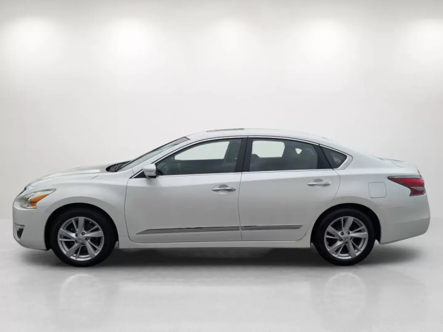 2014 /Charcoal Nissan Altima 2.5 SV (1N4AL3AP4EC) with an Other engine, located at 3959 U.S. 80 W, Phenix City, AL, 36870, (334) 297-4885, 32.469296, -85.135185 - **Unlock Your Next Adventure with the 2014 Nissan Altima 2.5 SV at Gils Auto!**<br /> <br /> Are you looking for a reliable and stylish sedan that caters to your daily commute, weekend getaways, or family outings? The 2014 Nissan Altima 2.5 SV, available at Gils Auto in Phenix City, AL, perfectly bl - Photo#7