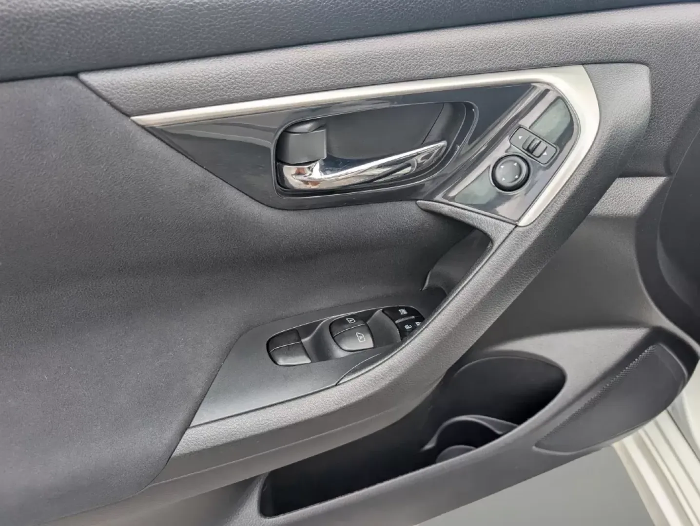 2014 /Charcoal Nissan Altima 2.5 SV (1N4AL3AP4EC) with an Other engine, located at 3959 U.S. 80 W, Phenix City, AL, 36870, (334) 297-4885, 32.469296, -85.135185 - **Unlock Your Next Adventure with the 2014 Nissan Altima 2.5 SV at Gils Auto!**<br /> <br /> Are you looking for a reliable and stylish sedan that caters to your daily commute, weekend getaways, or family outings? The 2014 Nissan Altima 2.5 SV, available at Gils Auto in Phenix City, AL, perfectly bl - Photo#8