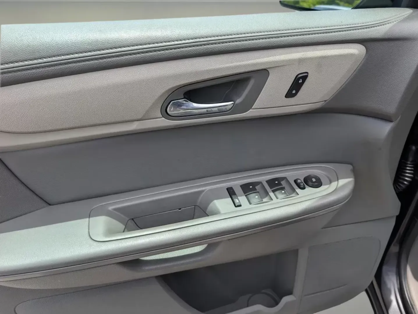 2015 /Dark Titanium/Light Titanium Chevrolet Traverse LS (1GNKRFKD6FJ) with an Other engine, located at 521 Old Farm Lane Rd, Prattville, AL, 36066, (334) 325-1505, 32.482460, -86.416367 - Experience the ultimate family road trips or weekend adventures with the 2015 Chevrolet Traverse LS, now available at Gils Auto in Prattville, AL. This spacious SUV is designed to accommodate your growing family, providing comfort and convenience without breaking the bank. With an impressive eight-p - Photo#8