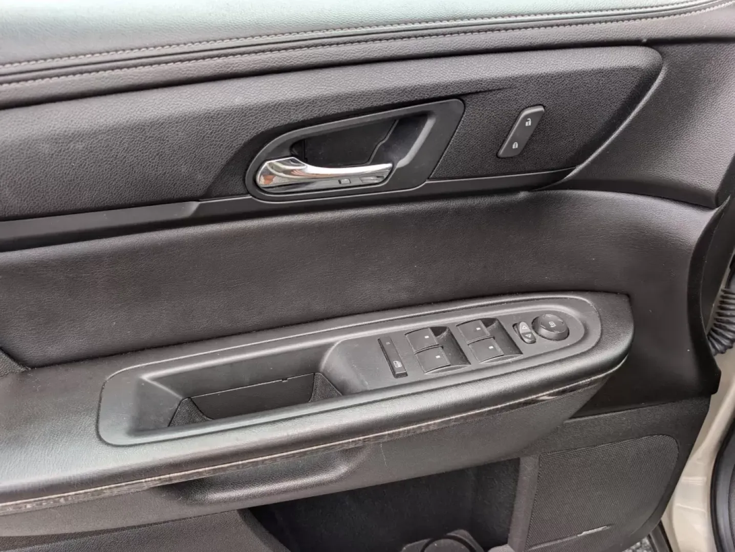 2015 /Ebony GMC Acadia SLT (1GKKRRKDXFJ) with an Other engine, located at 3959 U.S. 80 W, Phenix City, AL, 36870, (334) 297-4885, 32.469296, -85.135185 - **Elevate Your Family Adventures with This 2015 GMC Acadia SLT!**<br /> <br /> Are you tired of cramped car rides on family road trips? Do you need a vehicle that not only fits your growing family but also comes loaded with features for entertainment and comfort? Look no further! Gils Auto in Phenix - Photo#9