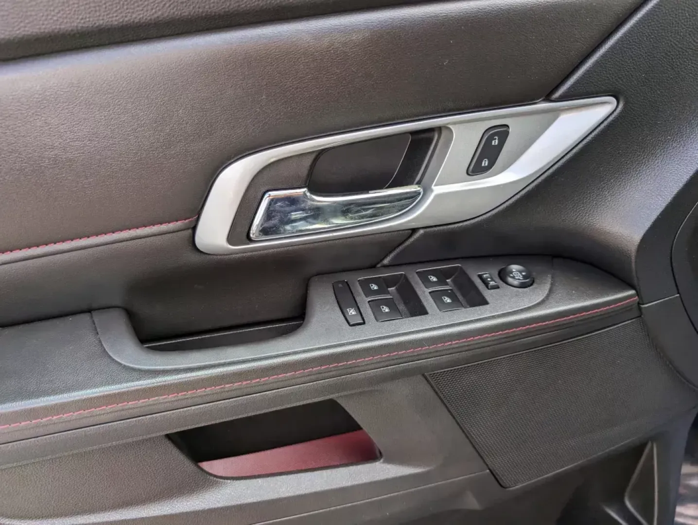 2015 /Jet Black GMC Terrain SLE (2GKALMEK7F6) with an Gas/Ethanol I4 2.4L/145 engine, 6-Speed Automatic transmission, located at 3959 U.S. 80 W, Phenix City, AL, 36870, (334) 297-4885, 32.469296, -85.135185 - 2015 GMC Terrain SLE - Photo#9
