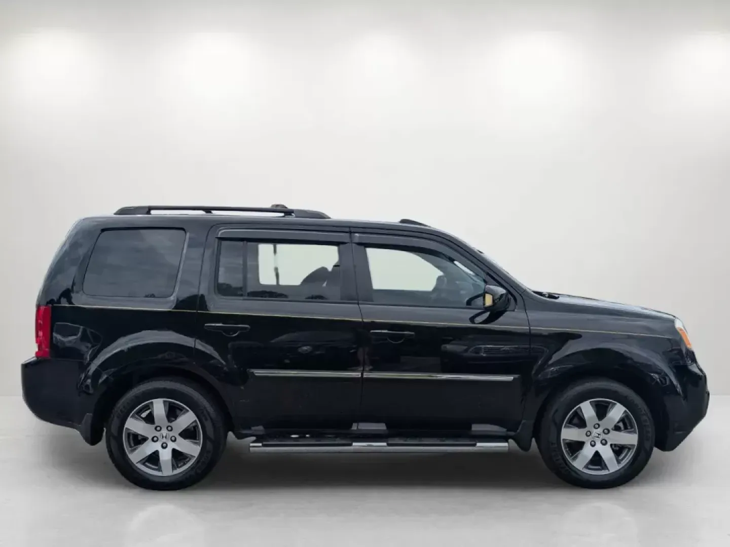 2015 Honda Pilot Touring (5FNYF3H90FB) with an Regular Unleaded V-6 3.5 L/212 engine, 5-Speed Automatic w/OD transmission, located at 804 22nd Ave, Phenix City, AL, 36870, (334) 297-1860, 32.484749, -85.024475 - Experience the ultimate family adventures with this stunning 2015 Honda Pilot Touring, now available at Gils Auto - Phenix City #2! Located at 804 22nd Ave, Phenix City, AL 36870, our dealership specializes in Buy Here Pay Here financing, making it easier than ever for you to drive home a reliable v - Photo#3