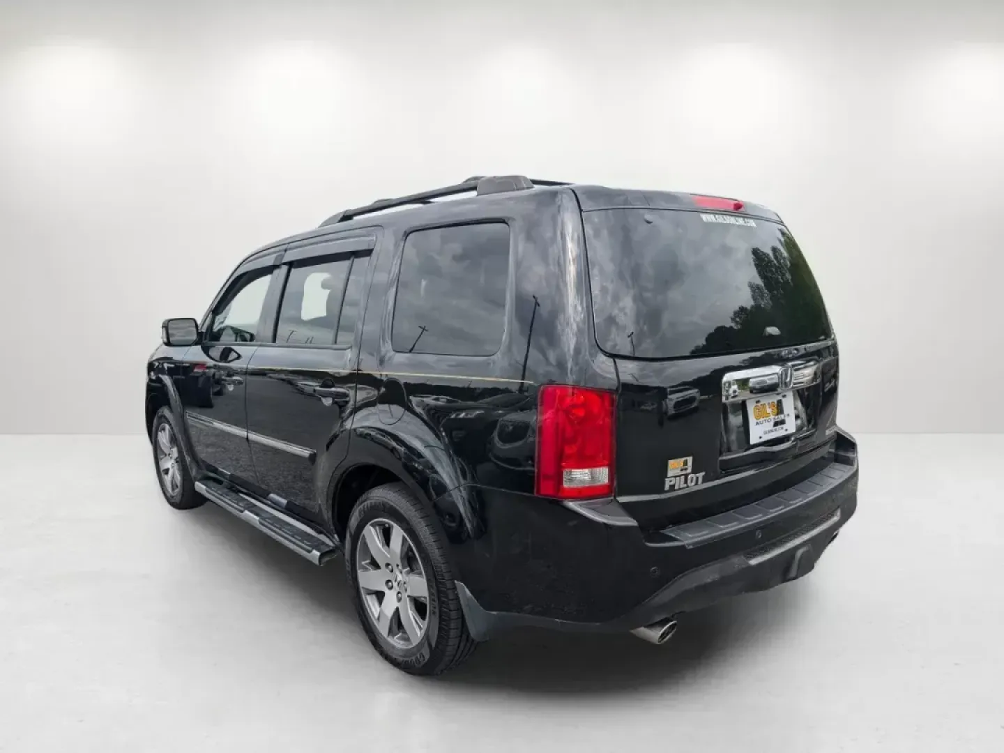 2015 Honda Pilot Touring (5FNYF3H90FB) with an Regular Unleaded V-6 3.5 L/212 engine, 5-Speed Automatic w/OD transmission, located at 804 22nd Ave, Phenix City, AL, 36870, (334) 297-1860, 32.484749, -85.024475 - Experience the ultimate family adventures with this stunning 2015 Honda Pilot Touring, now available at Gils Auto - Phenix City #2! Located at 804 22nd Ave, Phenix City, AL 36870, our dealership specializes in Buy Here Pay Here financing, making it easier than ever for you to drive home a reliable v - Photo#6