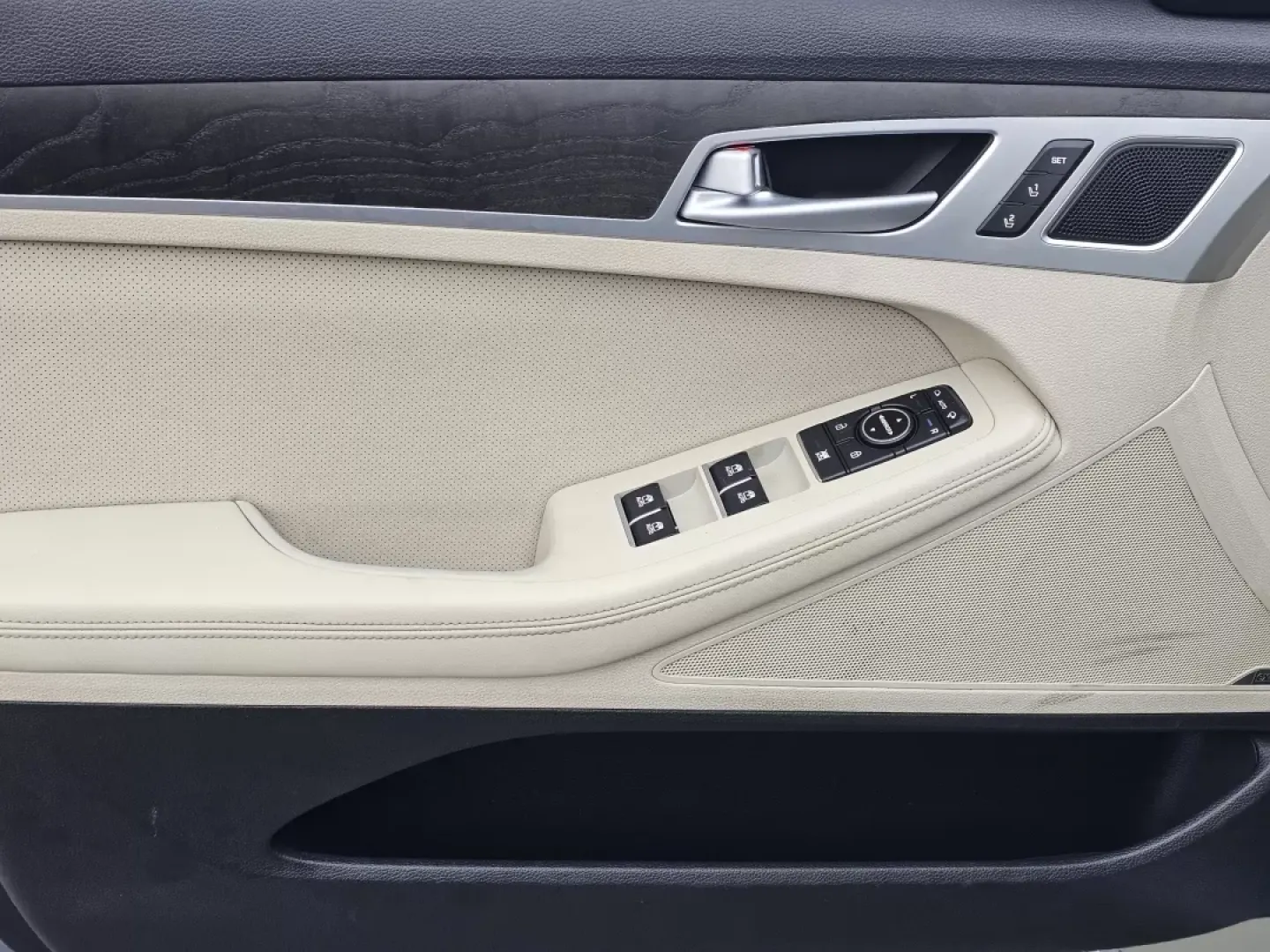 2015 /Ivory Hyundai Genesis 3.8L (KMHGN4JE8FU) with an Other engine, located at 3959 U.S. 80 W, Phenix City, AL, 36870, (334) 297-4885, 32.469296, -85.135185 - Embrace luxury and performance with this stunning 2015 Hyundai Genesis 3.8L, perfect for those seeking an elevated driving experience. Imagine cruising through the vibrant streets of Phenix City, AL, whether you're commuting to work, picking up the kids, or heading out for a weekend adventure. This - Photo#9