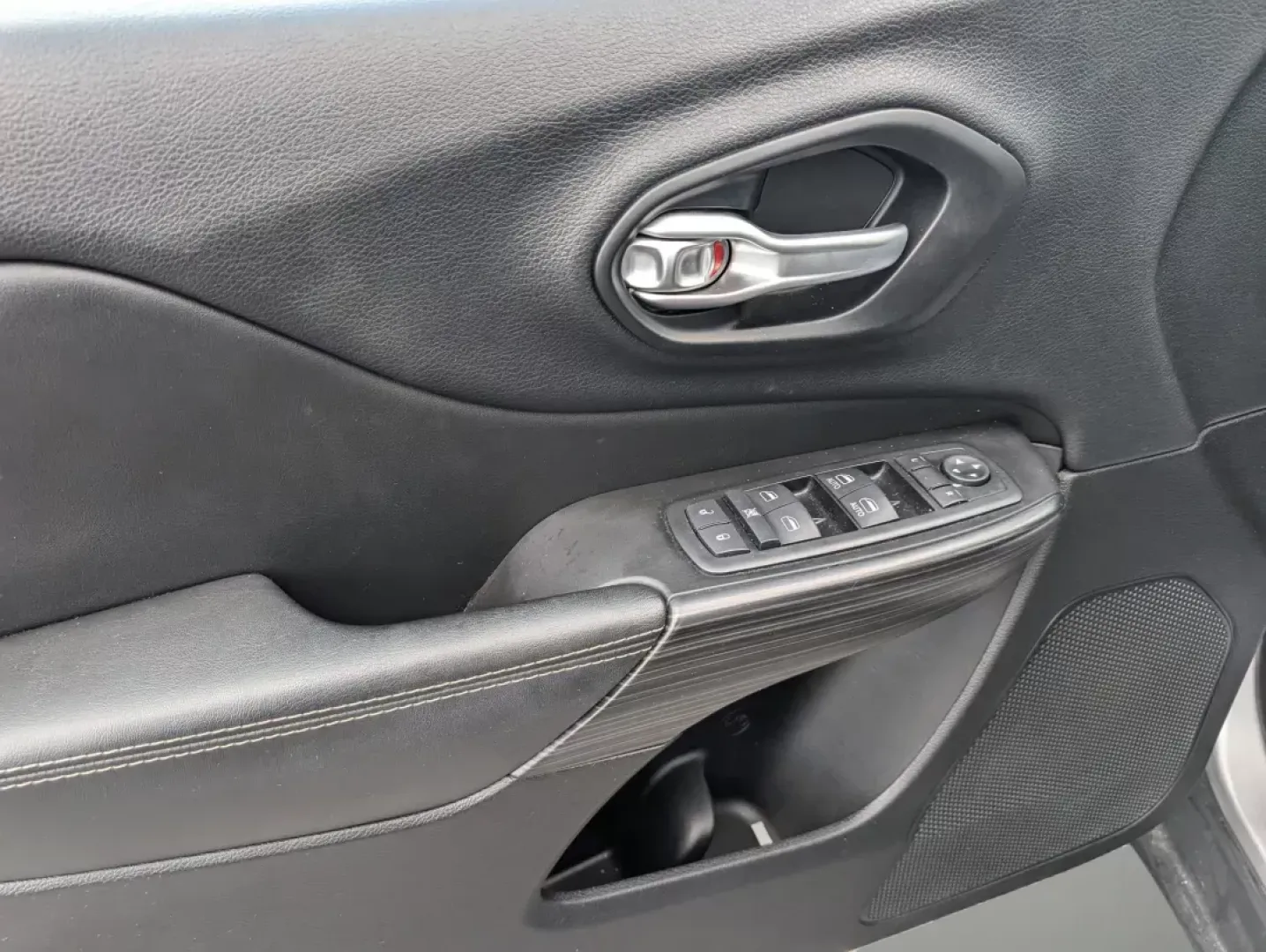 2015 /Black Jeep Cherokee Limited (1C4PJLDS8FW) with an Regular Unleaded V-6 3.2 L/198 engine, 9-Speed Automatic w/OD transmission, located at 3959 U.S. 80 W, Phenix City, AL, 36870, (334) 297-4885, 32.469296, -85.135185 - **Unleash Your Adventures with the 2015 Jeep Cherokee Limited at Gils Auto - Phenix City!**<br /> <br /> Are you ready to elevate your lifestyle? Whether you're carving through city streets, embarking on thrilling weekend getaways, or tackling daily commutes, the 2015 Jeep Cherokee Limited is built - Photo#7