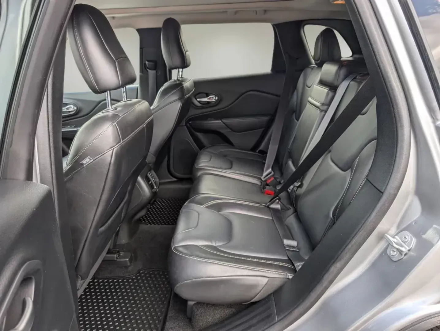 2015 /Black Jeep Cherokee Limited (1C4PJLDS8FW) with an Regular Unleaded V-6 3.2 L/198 engine, 9-Speed Automatic w/OD transmission, located at 3959 U.S. 80 W, Phenix City, AL, 36870, (334) 297-4885, 32.469296, -85.135185 - **Unleash Your Adventures with the 2015 Jeep Cherokee Limited at Gils Auto - Phenix City!**<br /> <br /> Are you ready to elevate your lifestyle? Whether you're carving through city streets, embarking on thrilling weekend getaways, or tackling daily commutes, the 2015 Jeep Cherokee Limited is built - Photo#9