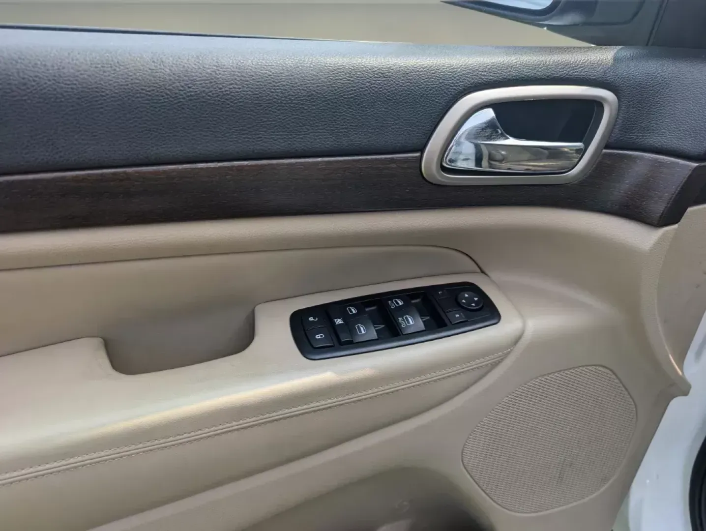 2015 /Lt Frost Beige/Black Jeep Grand Cherokee Laredo (1C4RJEAG2FC) with an Other engine, located at 521 Old Farm Lane Rd, Prattville, AL, 36066, (334) 325-1505, 32.482460, -86.416367 - **Explore New Horizons with the 2015 Jeep Grand Cherokee Laredo Perfect for Life's Adventures!**<br /> <br /> If you're searching for a vehicle that seamlessly blends comfort, capability, and style, look no further than the 2015 Jeep Grand Cherokee Laredo available at Gils Auto in Prattville, AL. T - Photo#8