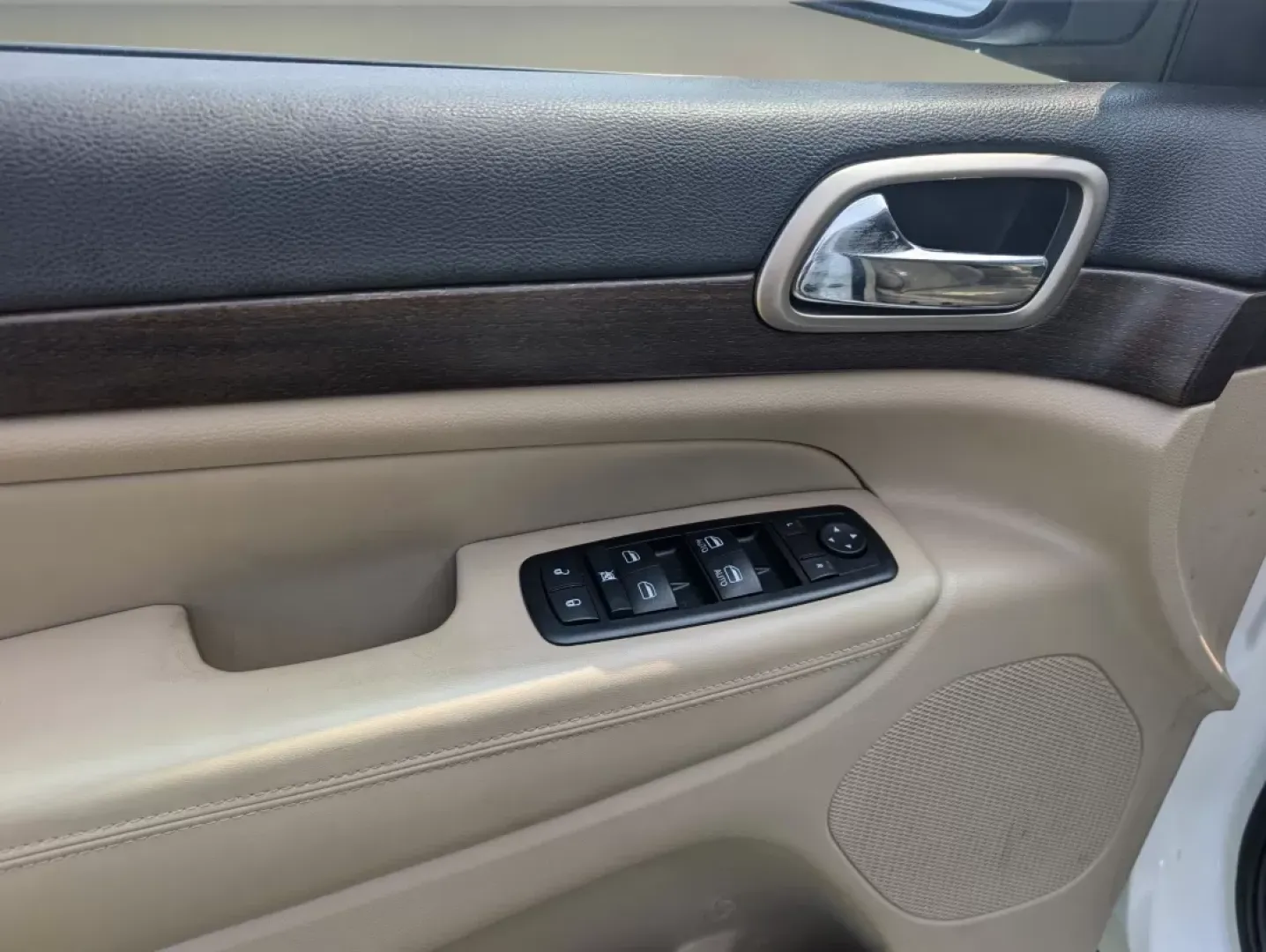 2015 /Lt Frost Beige/Black Jeep Grand Cherokee Laredo (1C4RJEAG2FC) with an Other engine, located at 1430 Gateway Drive, Opelika, AL, 36801, (334) 239-0944, 32.637871, -85.409790 - **Explore New Horizons with the 2015 Jeep Grand Cherokee Laredo Perfect for Life's Adventures!**<br /> <br /> If you're searching for a vehicle that seamlessly blends comfort, capability, and style, look no further than the 2015 Jeep Grand Cherokee Laredo available at Gils Auto in Prattville, AL. T - Photo#8