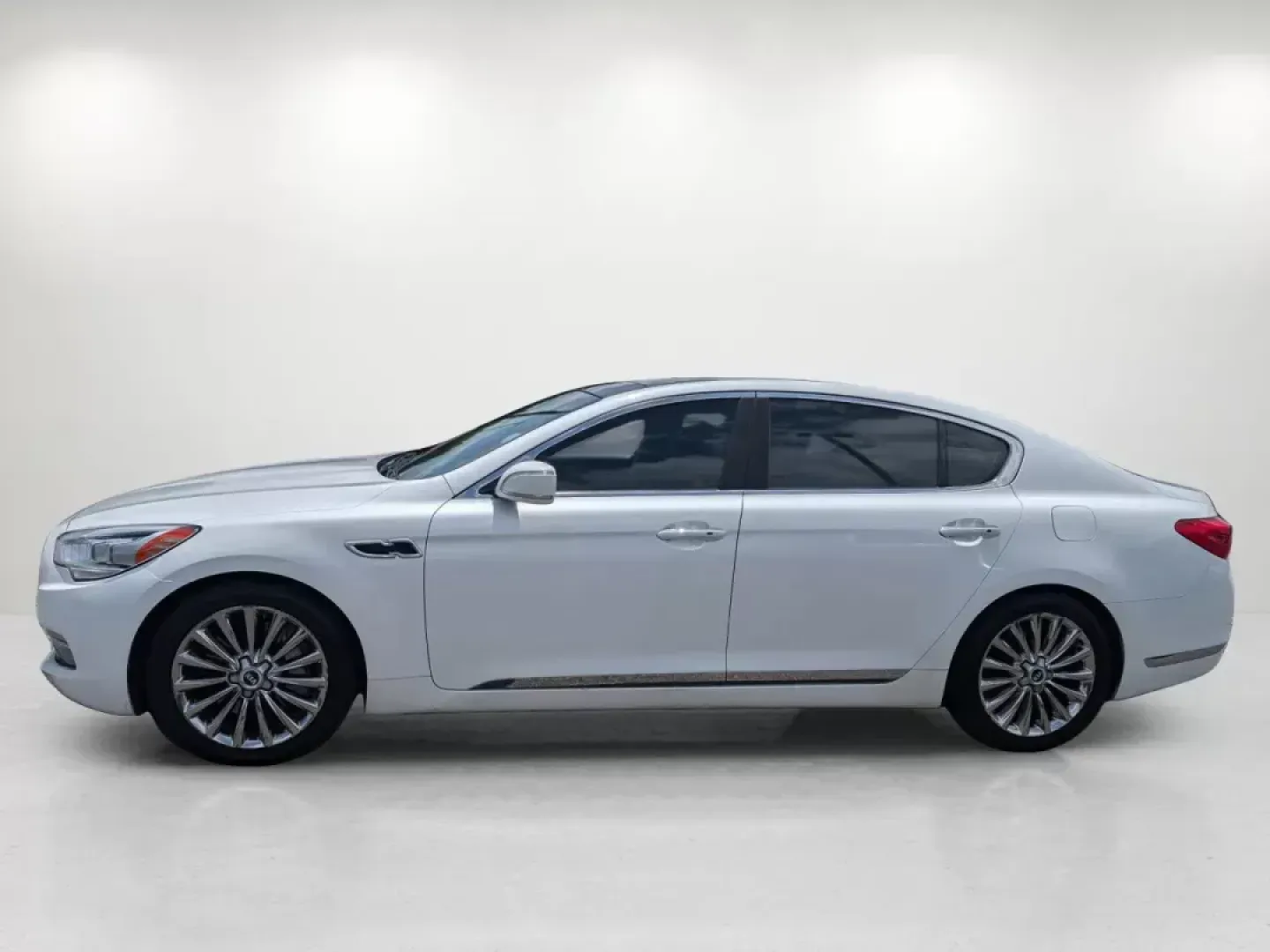 2015 /Black Kia K900 Luxury (KNALW4D4XF6) with an Premium Unleaded V-8 5.0 L/307 engine, 8-Speed Automatic w/OD transmission, located at 3959 U.S. 80 W, Phenix City, AL, 36870, (334) 297-4885, 32.469296, -85.135185 - 2015 Kia K900 Luxury - Photo#8