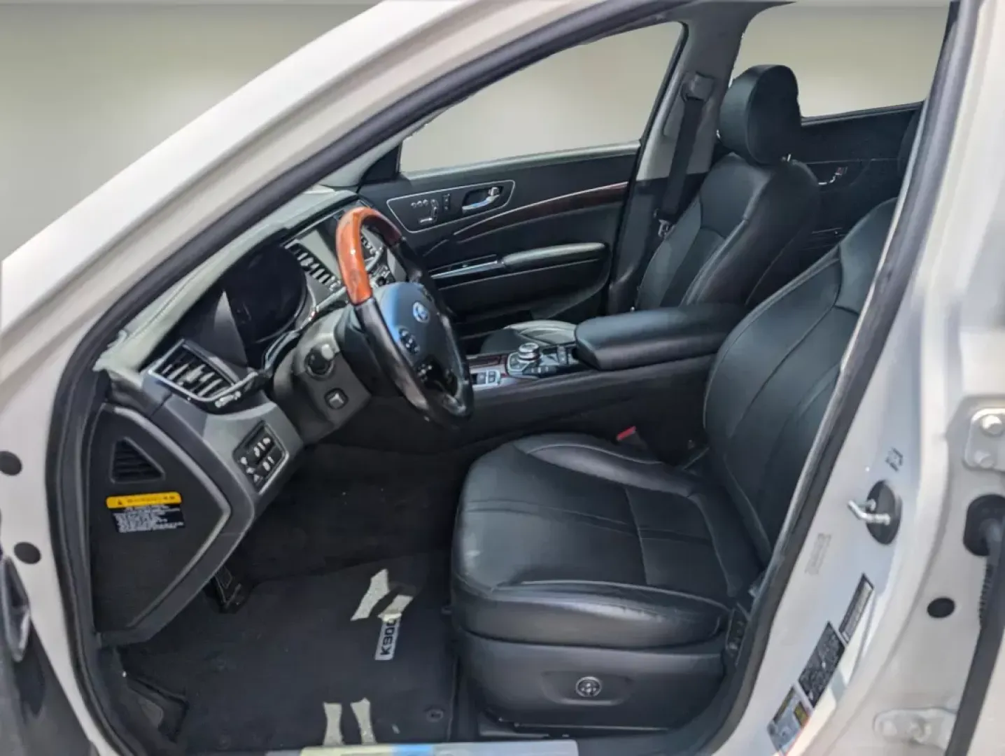 2015 /Black Kia K900 Luxury (KNALW4D4XF6) with an Premium Unleaded V-8 5.0 L/307 engine, 8-Speed Automatic w/OD transmission, located at 3959 U.S. 80 W, Phenix City, AL, 36870, (334) 297-4885, 32.469296, -85.135185 - 2015 Kia K900 Luxury - Photo#10