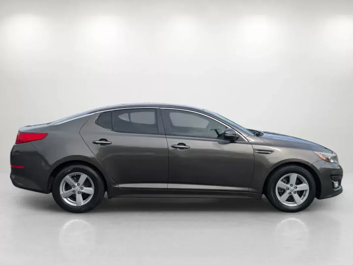 2015 /Beige Kia Optima LX (5XXGM4A75FG) with an Regular Unleaded I-4 2.4 L/144 engine, 6-Speed Automatic w/OD transmission, located at 3959 U.S. 80 W, Phenix City, AL, 36870, (334) 297-4885, 32.469296, -85.135185 - **Discover Adventure and Comfort with the 2015 Kia Optima LX at Gils Auto in Phenix City!**<br /> <br /> Are you in search of a reliable sedan that perfectly balances style, comfort, and performance? Look no further than the 2015 Kia Optima LX, available now at Gils Auto, your trusted Buy Here Pay H - Photo#4