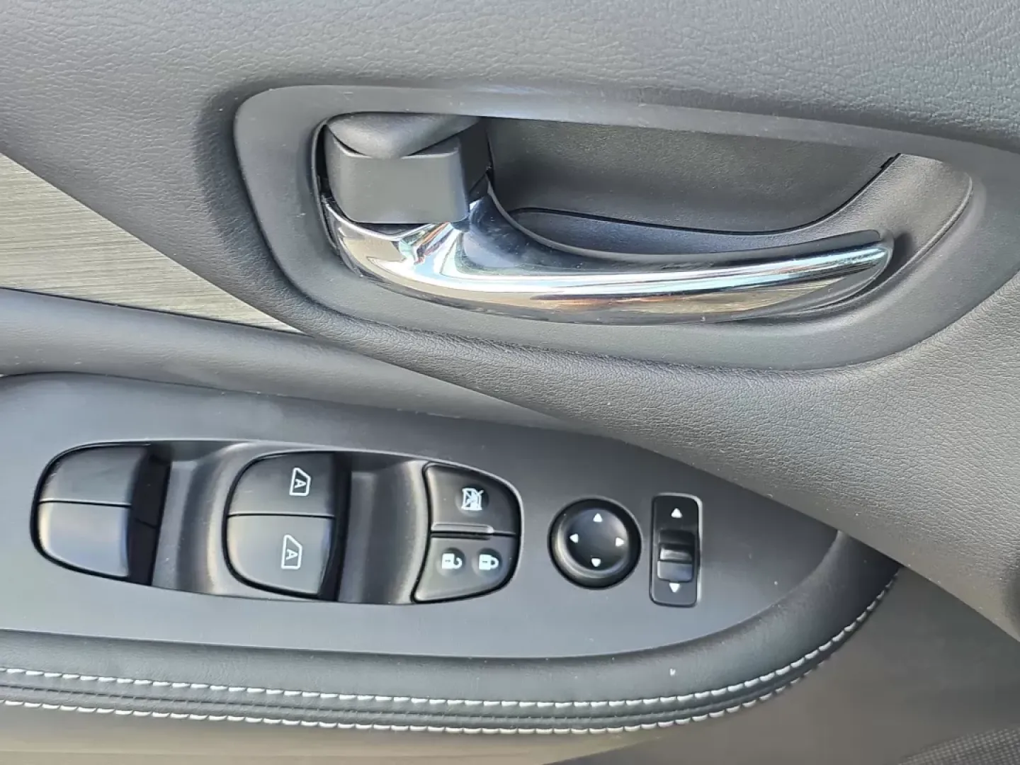 2015 /Black Nissan Murano S (5N1AZ2MG8FN) with an Other engine, located at 521 Old Farm Lane Rd, Prattville, AL, 36066, (334) 325-1505, 32.482460, -86.416367 - **Unleash Adventure with the 2015 Nissan Murano at Gils Auto - Your Trusted BHPH Dealer in Phenix City!**<br /> <br /> Are you ready to elevate your lifestyle? Whether you're embarking on a weekend adventure, managing school runs with the family, or tackling those long commutes, the 2015 Nissan Mura - Photo#17