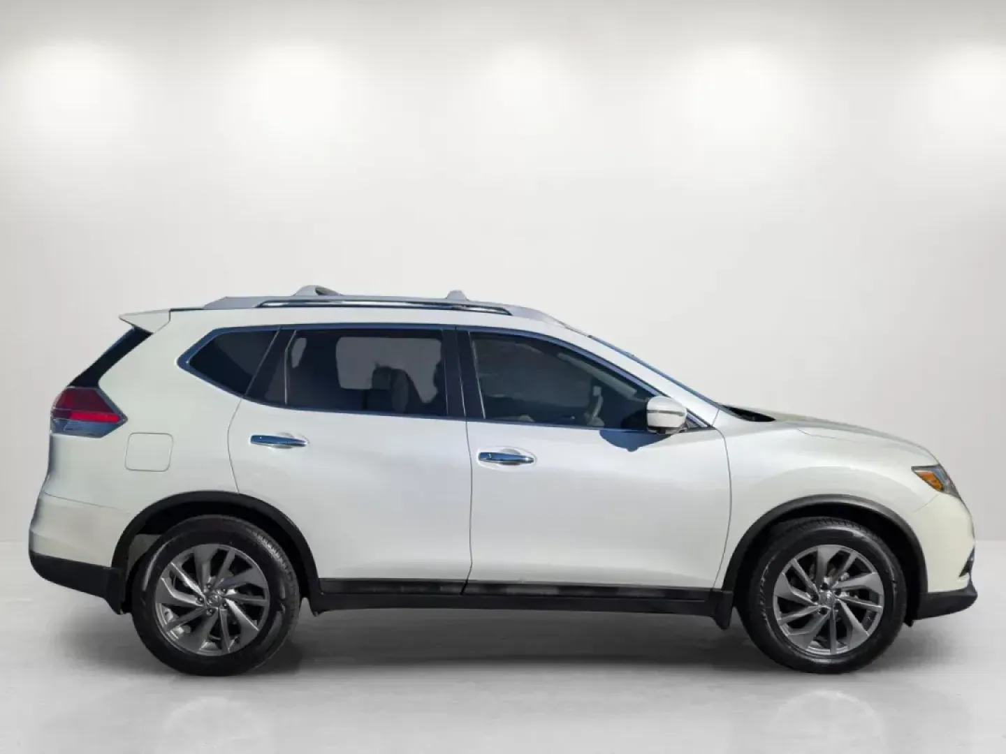 2015 /Almond Nissan Rogue SL (5N1AT2MT5FC) with an Regular Unleaded I-4 2.5 L/152 engine, 1-Speed CVT w/OD transmission, located at 1430 Gateway Drive, Opelika, AL, 36801, (334) 239-0944, 32.637871, -85.409790 - **Experience the Perfect Blend of Comfort and Versatility with the 2015 Nissan Rogue SL!**<br /> <br /> Are you in the market for a reliable SUV that perfectly balances family needs, daily commuting, and weekend adventures? Look no further than this stunning **2015 Nissan Rogue SL**, available now a - Photo#3