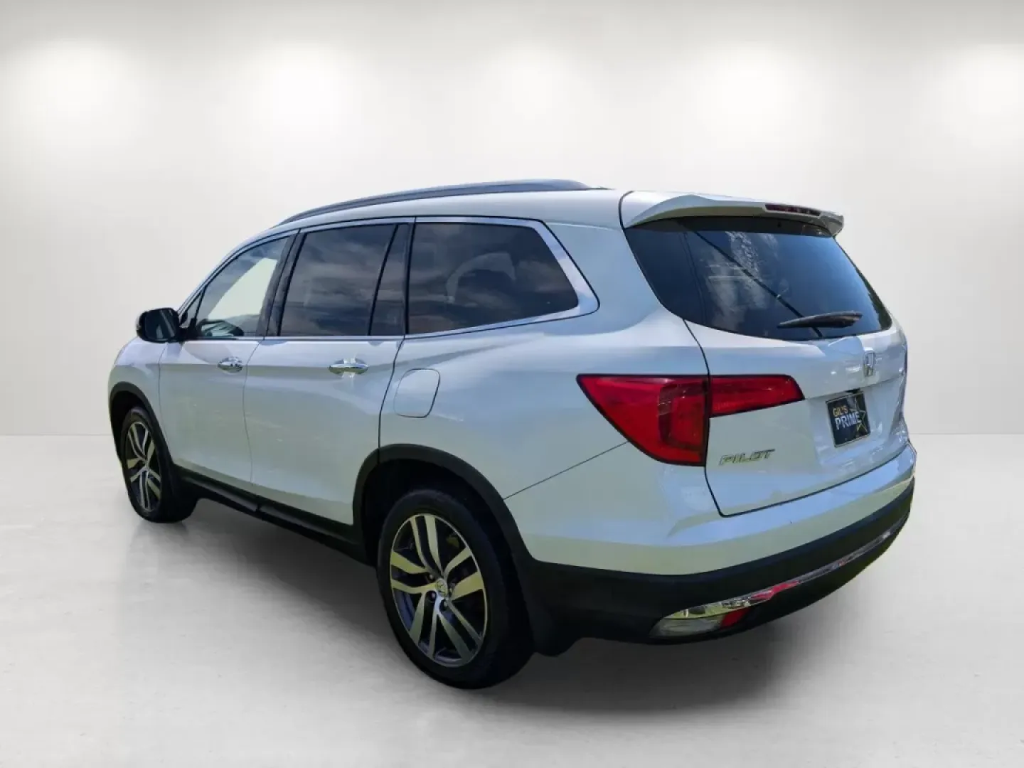 2016 Honda Pilot Elite (5FNYF6H07GB) with an Other engine, located at 7000 Northlake Connector, Columbus, GA, 31904, (706) 987-8085, 32.524975, -84.978134 - **Adventure Awaits with the 2016 Honda Pilot Elite - Perfect for Family Road Trips!**<br /> <br /> If you're searching for a reliable vehicle that combines comfort, style, and capability, look no further than the 2016 Honda Pilot Elite. This versatile SUV is designed for growing families and weekend - Photo#6