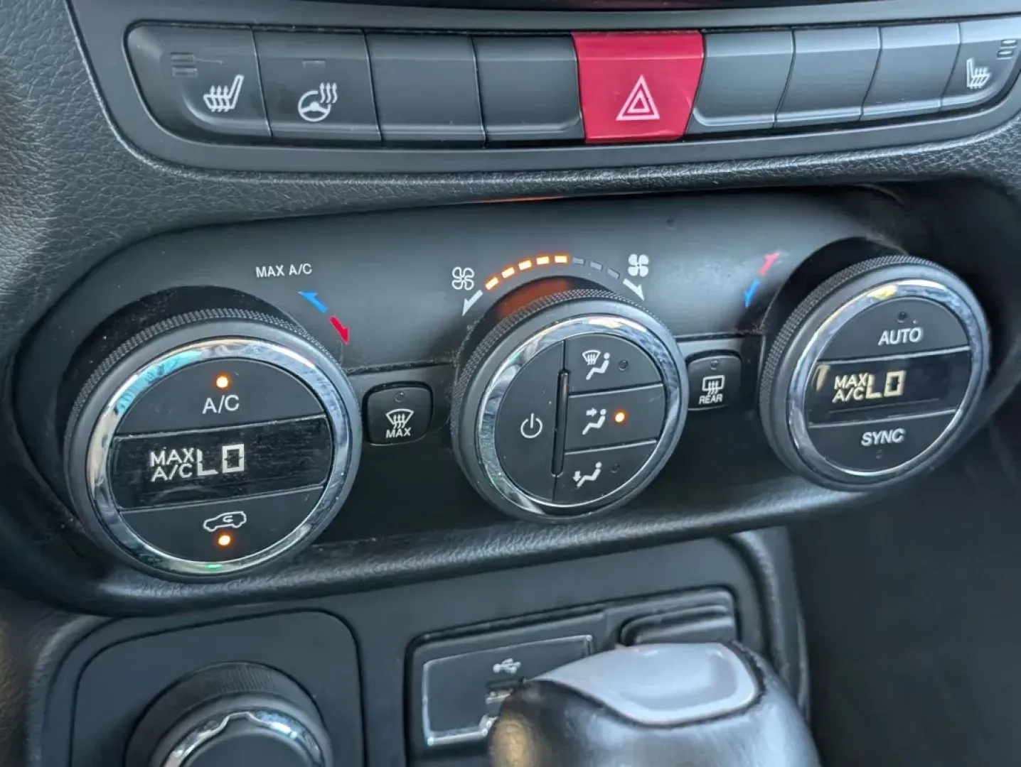 2016 /Black Jeep Renegade Limited (ZACCJBDT2GP) with an Other engine, located at 521 Old Farm Lane Rd, Prattville, AL, 36066, (334) 325-1505, 32.482460, -86.416367 - **Explore the Great Outdoors with the 2016 Jeep Renegade Limited - Your Adventure Awaits!**<br /> <br /> Are you ready to elevate your weekend adventures? The 2016 Jeep Renegade Limited is the perfect companion for those who crave the thrill of exploration while enjoying the comforts of a modern cro - Photo#14