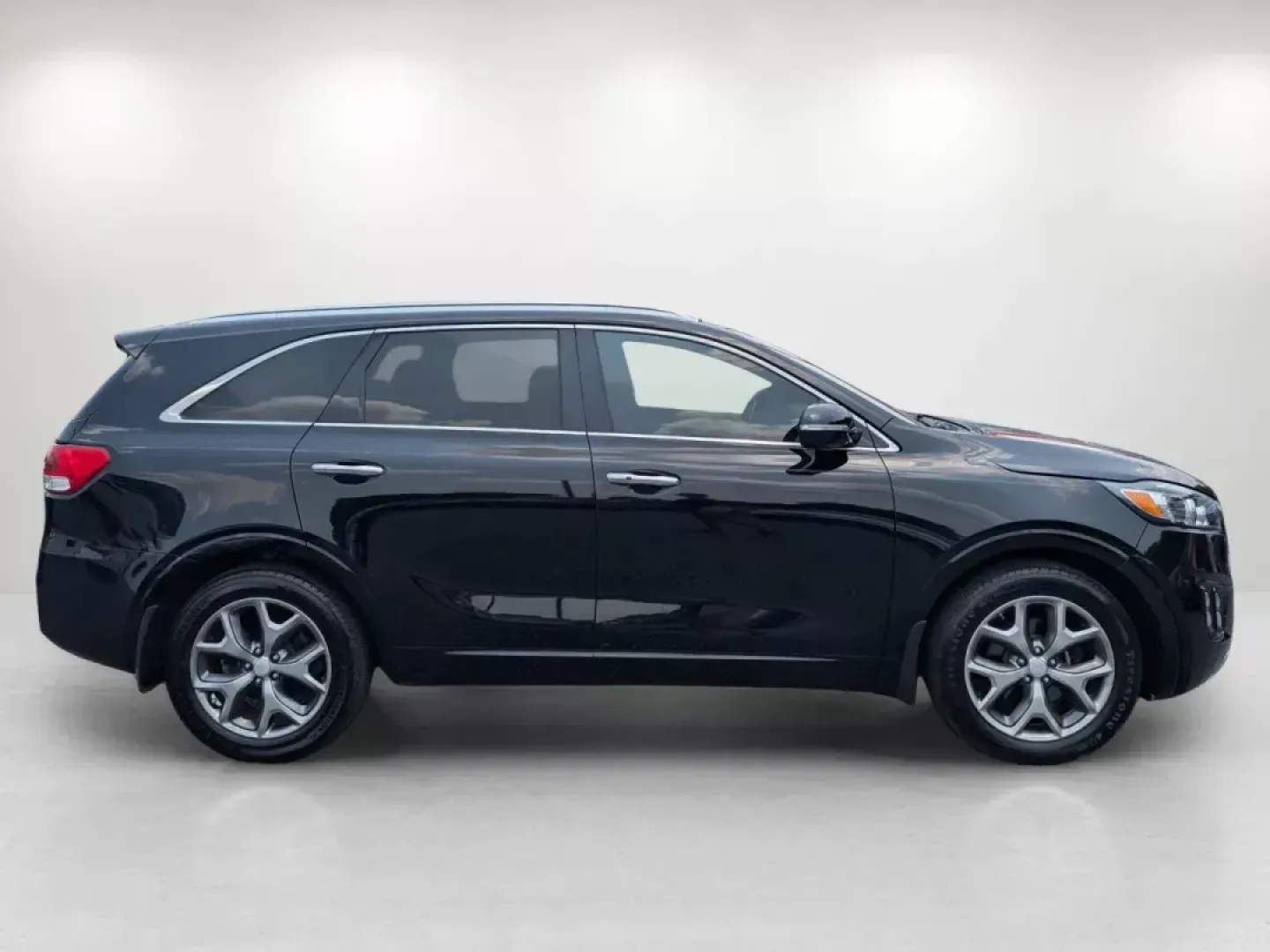 2016 /Satin Black Kia Sorento SXL (5XYPK4A18GG) with an Intercooled Turbo Regular Unleaded I-4 2.0 L/122 engine, 6-Speed Automatic w/OD transmission, located at 804 22nd Ave, Phenix City, AL, 36870, (334) 297-1860, 32.484749, -85.024475 - **Adventure Awaits with the 2016 Kia Sorento SXL - Your Perfect Family SUV!**<br /> <br /> Are you ready for your next family adventure or daily commute in a vehicle that combines style, comfort, and technology? The 2016 Kia Sorento SXL is designed to elevate your driving experience, making it the i - Photo#3