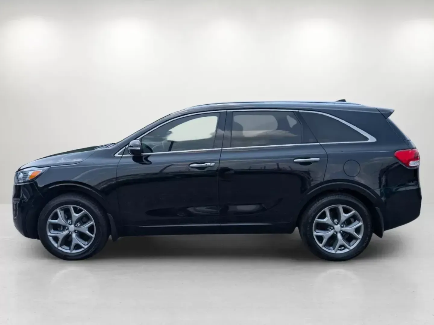2016 /Satin Black Kia Sorento SXL (5XYPK4A18GG) with an Intercooled Turbo Regular Unleaded I-4 2.0 L/122 engine, 6-Speed Automatic w/OD transmission, located at 804 22nd Ave, Phenix City, AL, 36870, (334) 297-1860, 32.484749, -85.024475 - **Adventure Awaits with the 2016 Kia Sorento SXL - Your Perfect Family SUV!**<br /> <br /> Are you ready for your next family adventure or daily commute in a vehicle that combines style, comfort, and technology? The 2016 Kia Sorento SXL is designed to elevate your driving experience, making it the i - Photo#7