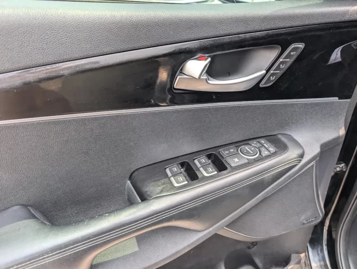 2016 /Satin Black Kia Sorento SXL (5XYPK4A18GG) with an Intercooled Turbo Regular Unleaded I-4 2.0 L/122 engine, 6-Speed Automatic w/OD transmission, located at 804 22nd Ave, Phenix City, AL, 36870, (334) 297-1860, 32.484749, -85.024475 - **Adventure Awaits with the 2016 Kia Sorento SXL - Your Perfect Family SUV!**<br /> <br /> Are you ready for your next family adventure or daily commute in a vehicle that combines style, comfort, and technology? The 2016 Kia Sorento SXL is designed to elevate your driving experience, making it the i - Photo#8