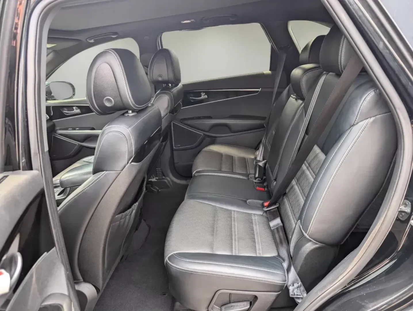 2016 /Satin Black Kia Sorento SXL (5XYPK4A18GG) with an Intercooled Turbo Regular Unleaded I-4 2.0 L/122 engine, 6-Speed Automatic w/OD transmission, located at 804 22nd Ave, Phenix City, AL, 36870, (334) 297-1860, 32.484749, -85.024475 - **Adventure Awaits with the 2016 Kia Sorento SXL - Your Perfect Family SUV!**<br /> <br /> Are you ready for your next family adventure or daily commute in a vehicle that combines style, comfort, and technology? The 2016 Kia Sorento SXL is designed to elevate your driving experience, making it the i - Photo#10