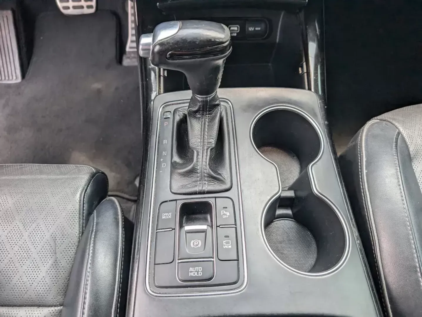 2016 /Satin Black Kia Sorento SXL (5XYPK4A18GG) with an Intercooled Turbo Regular Unleaded I-4 2.0 L/122 engine, 6-Speed Automatic w/OD transmission, located at 804 22nd Ave, Phenix City, AL, 36870, (334) 297-1860, 32.484749, -85.024475 - **Adventure Awaits with the 2016 Kia Sorento SXL - Your Perfect Family SUV!**<br /> <br /> Are you ready for your next family adventure or daily commute in a vehicle that combines style, comfort, and technology? The 2016 Kia Sorento SXL is designed to elevate your driving experience, making it the i - Photo#12