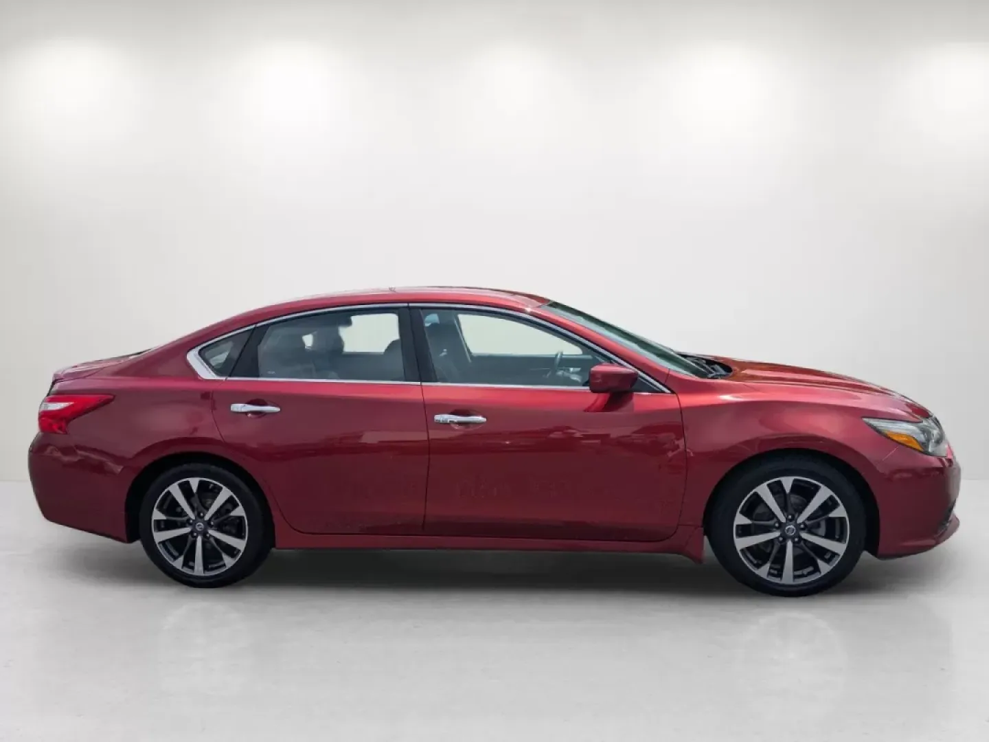 2016 /Charcoal Nissan Altima 2.5 SR (1N4AL3AP9GC) with an Other engine, located at 1430 Gateway Drive, Opelika, AL, 36801, (334) 239-0944, 32.637871, -85.409790 - Elevate your daily commute and weekend adventures with the 2016 Nissan Altima 2.5 SR, a sedan designed for those who crave a blend of style, comfort, and performance. Whether you're navigating busy city streets or embarking on a road trip, this vehicle is the perfect companion for your lifestyle in - Photo#3