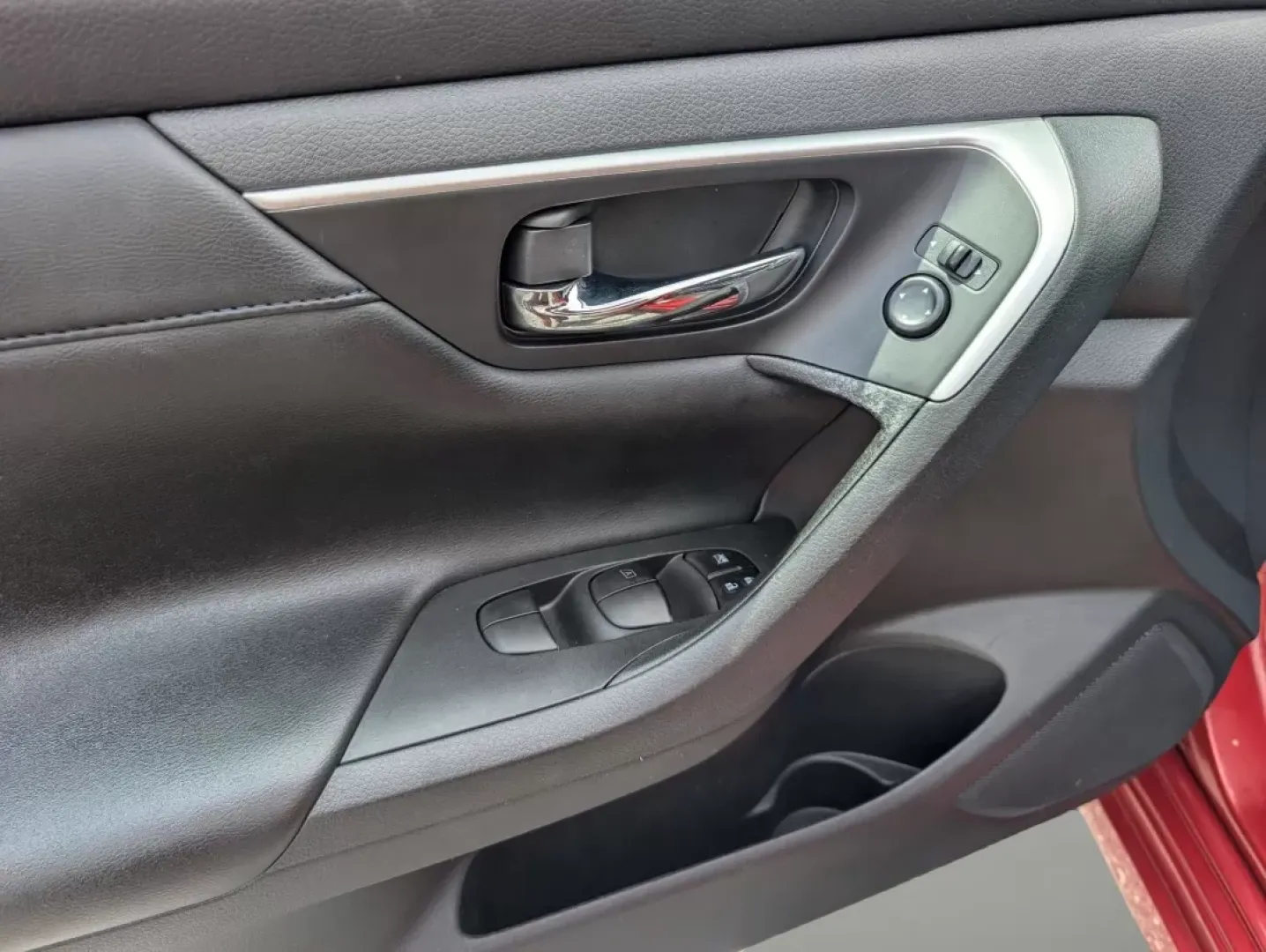 2016 /Charcoal Nissan Altima 2.5 SR (1N4AL3AP9GC) with an Other engine, located at 1430 Gateway Drive, Opelika, AL, 36801, (334) 239-0944, 32.637871, -85.409790 - Elevate your daily commute and weekend adventures with the 2016 Nissan Altima 2.5 SR, a sedan designed for those who crave a blend of style, comfort, and performance. Whether you're navigating busy city streets or embarking on a road trip, this vehicle is the perfect companion for your lifestyle in - Photo#9